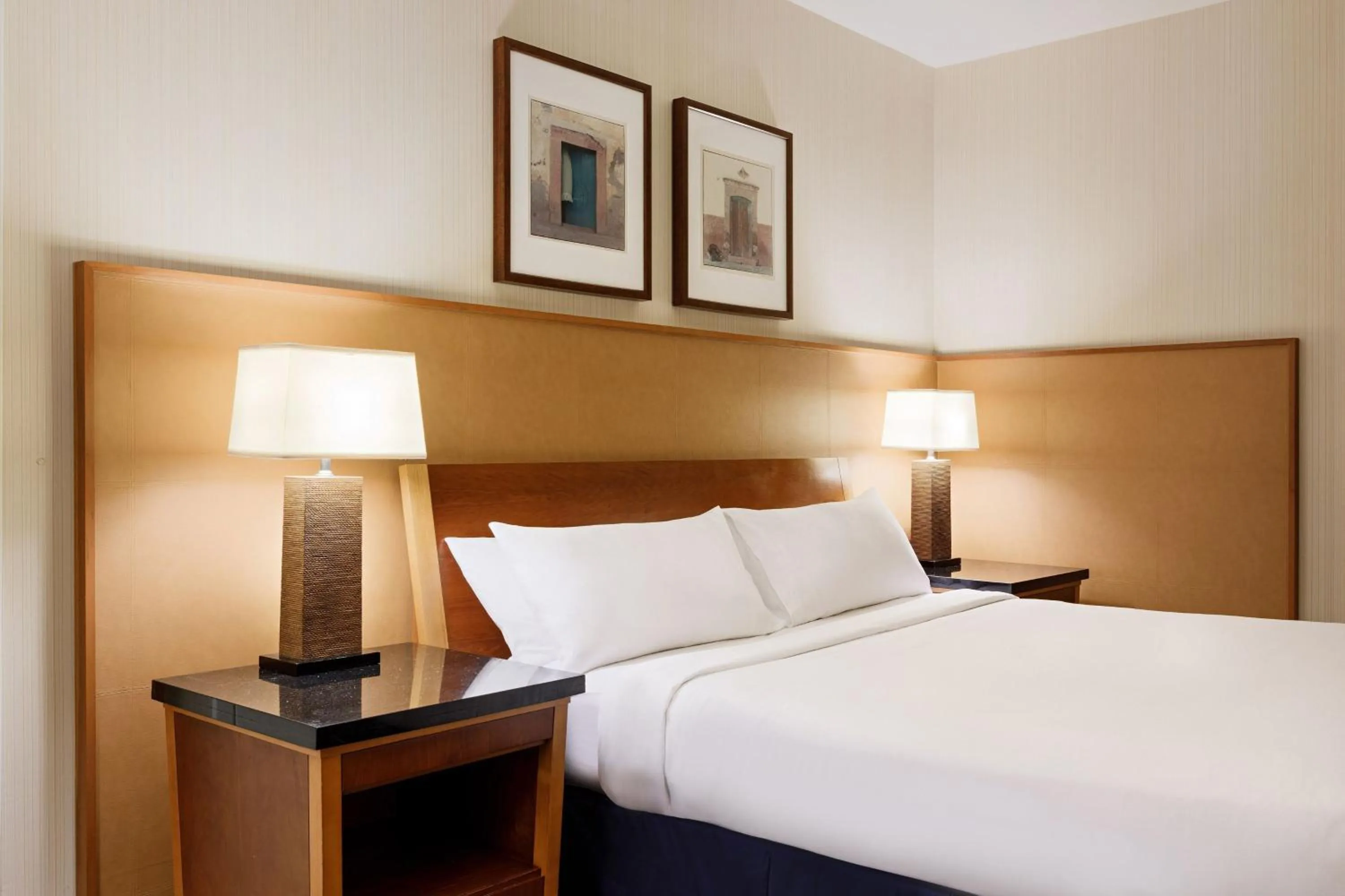 Photo of the whole room, Bed in Marriott Dallas Fort Worth Westlake