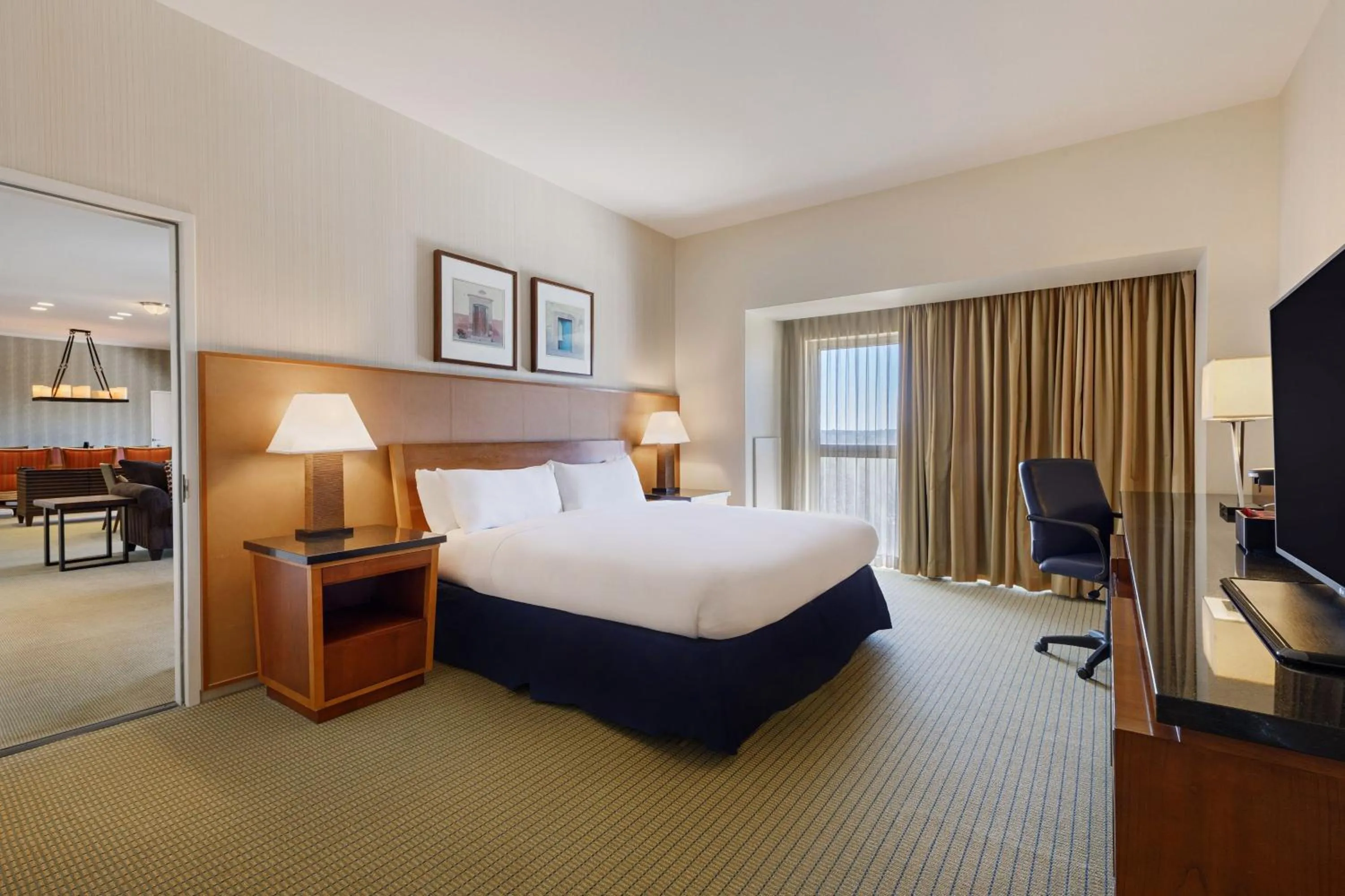 Photo of the whole room, Bed in Marriott Dallas Fort Worth Westlake