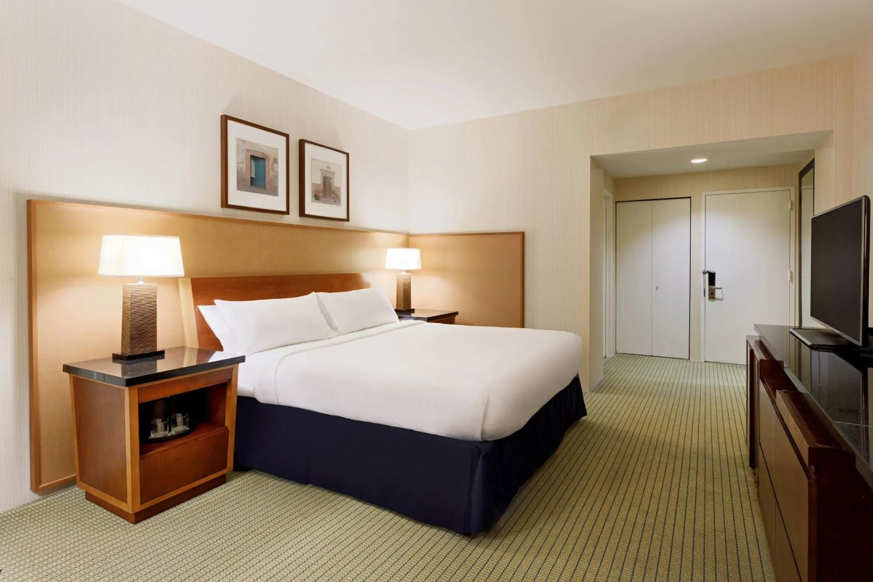 Photo of the whole room, Bed in Marriott Dallas Fort Worth Westlake