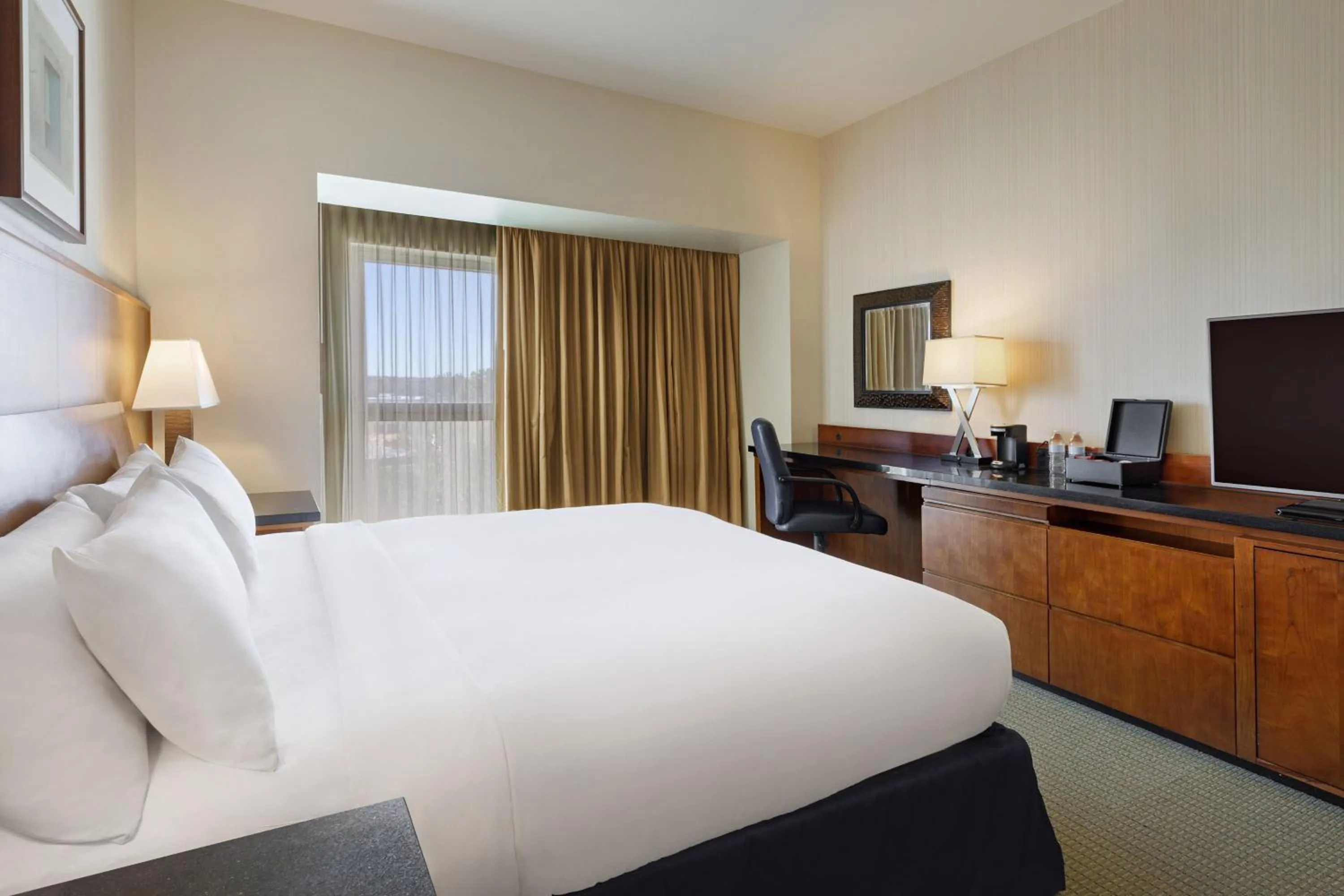 Photo of the whole room, Bed in Marriott Dallas Fort Worth Westlake