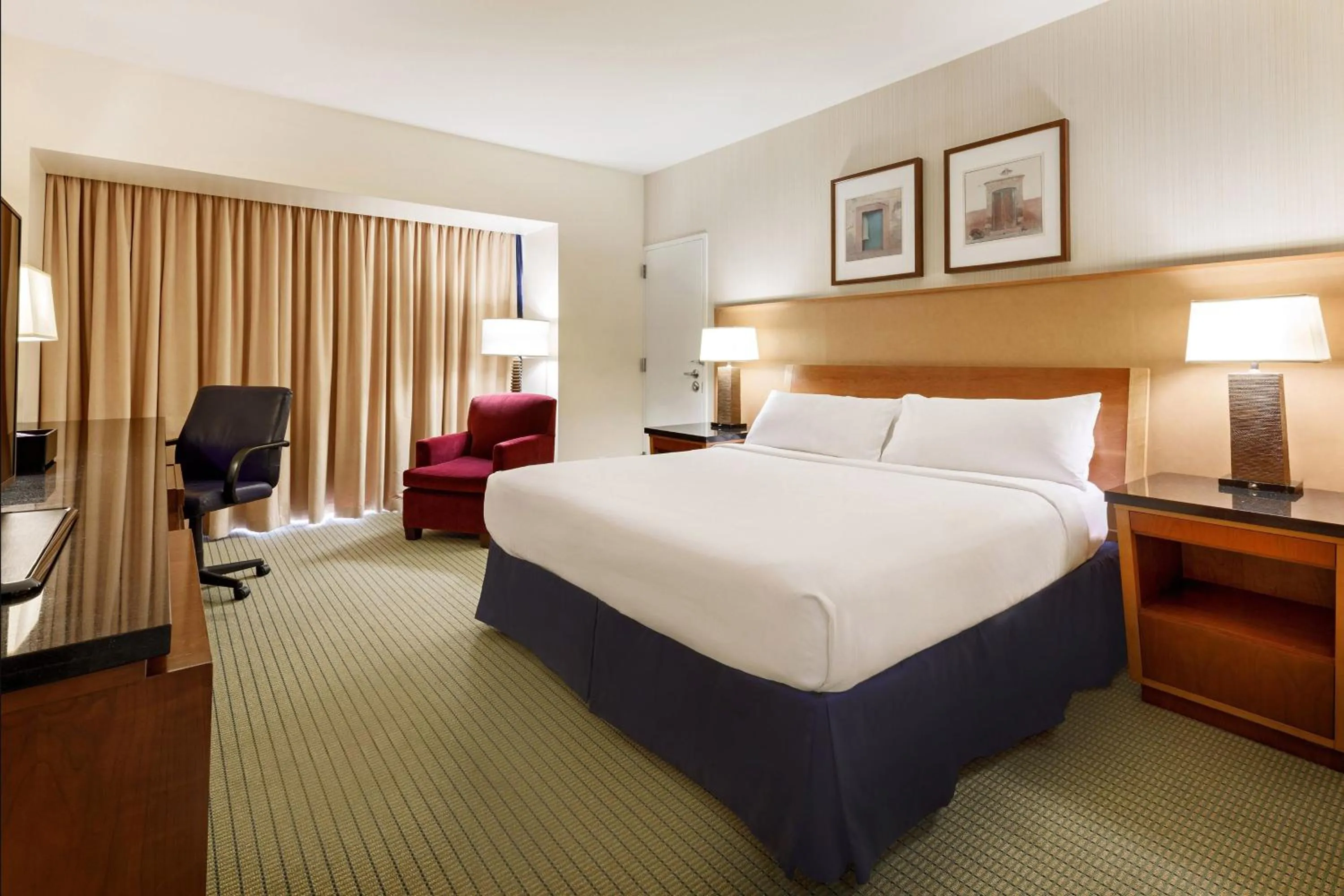 Photo of the whole room, Bed in Marriott Dallas Fort Worth Westlake