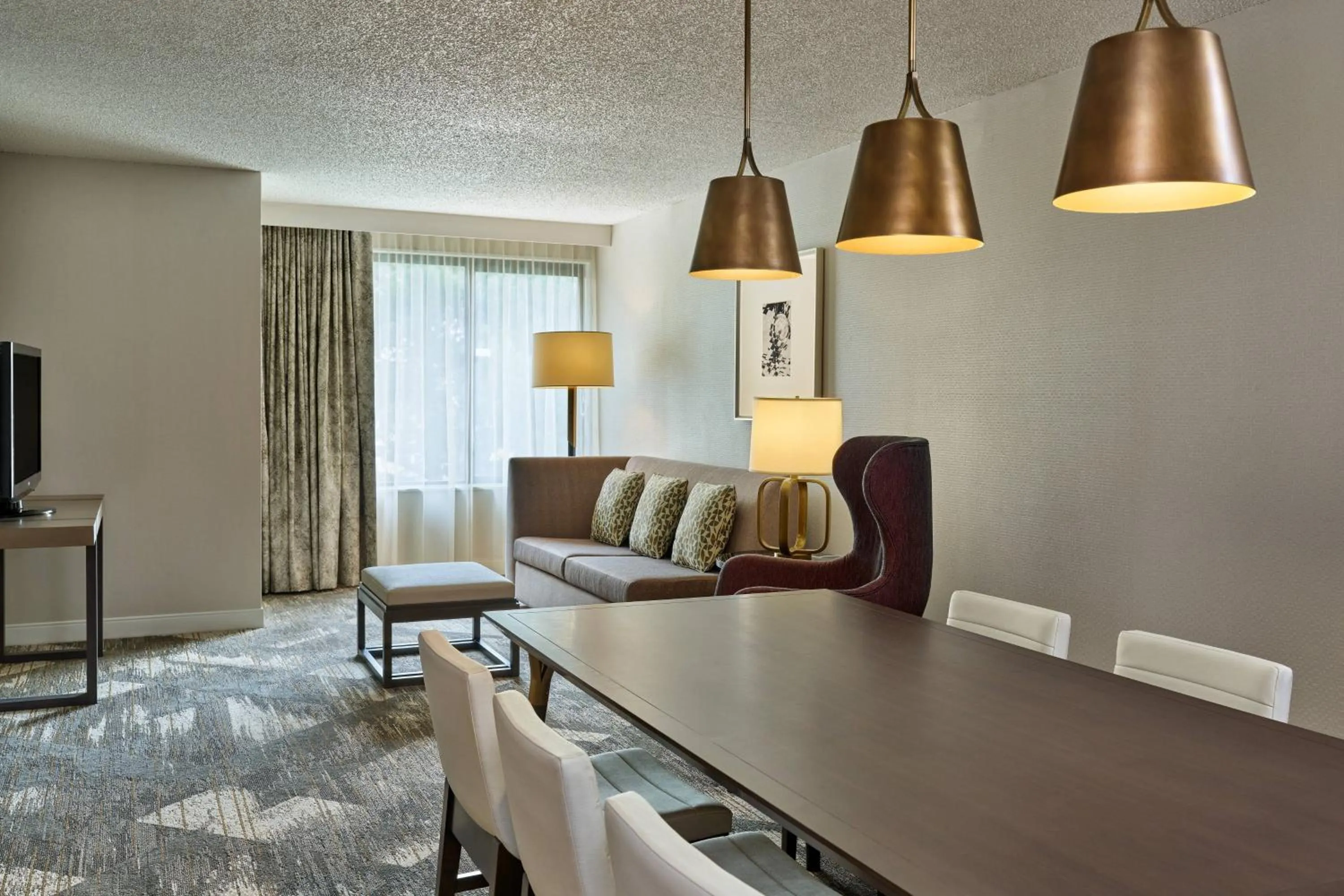 Living room in Sheraton Portland Airport Hotel