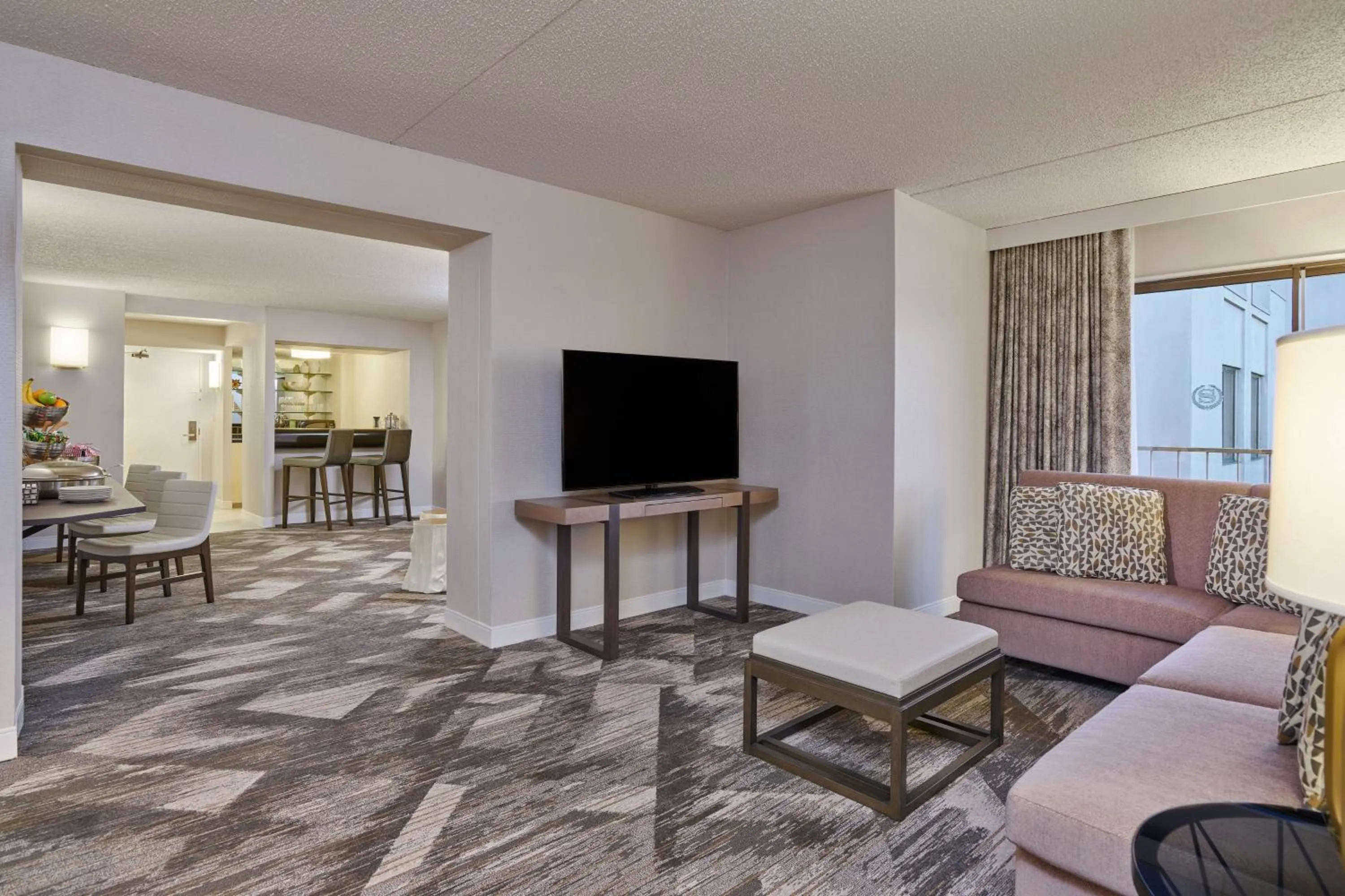Living room in Sheraton Portland Airport Hotel