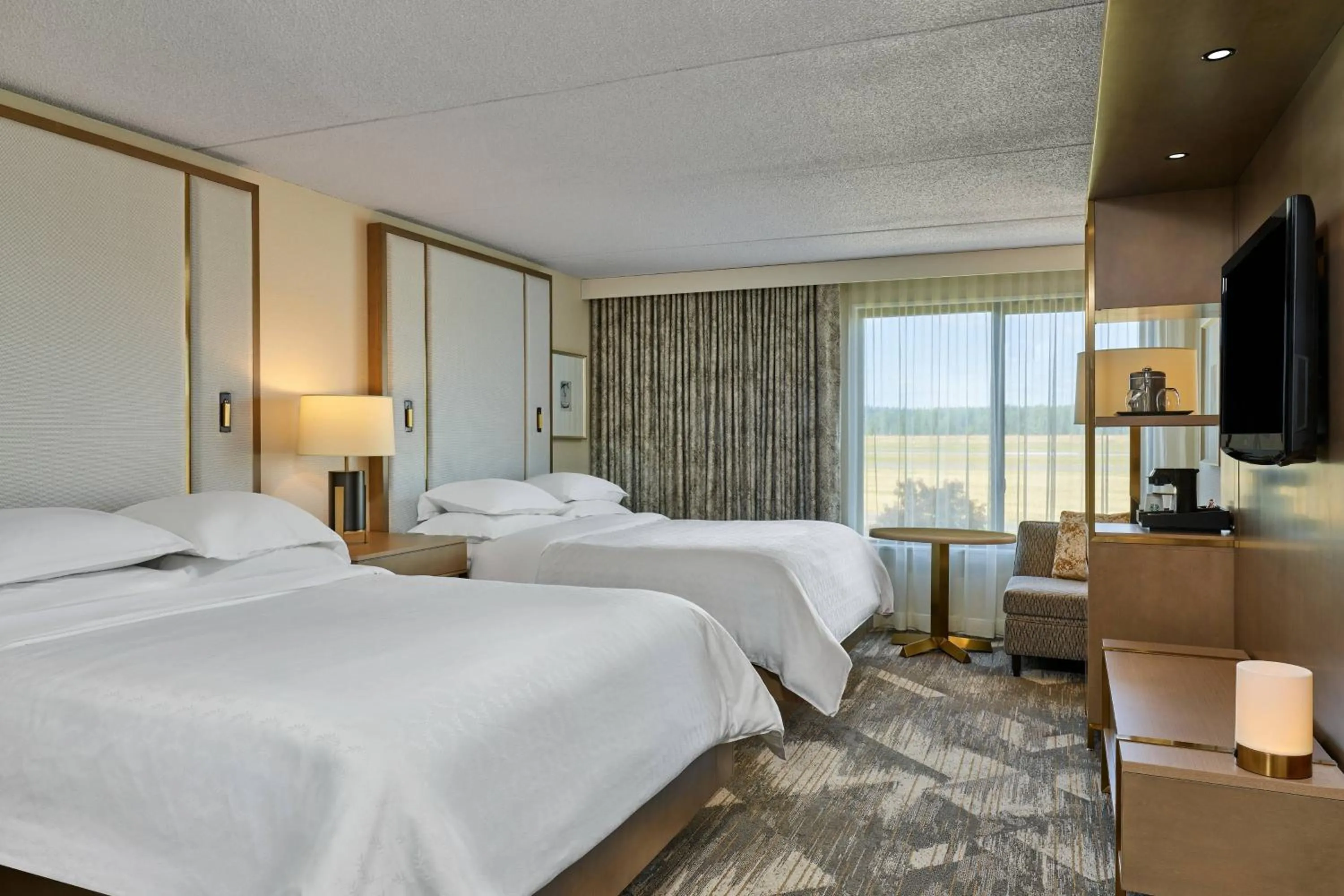 Photo of the whole room, Bed in Sheraton Portland Airport Hotel