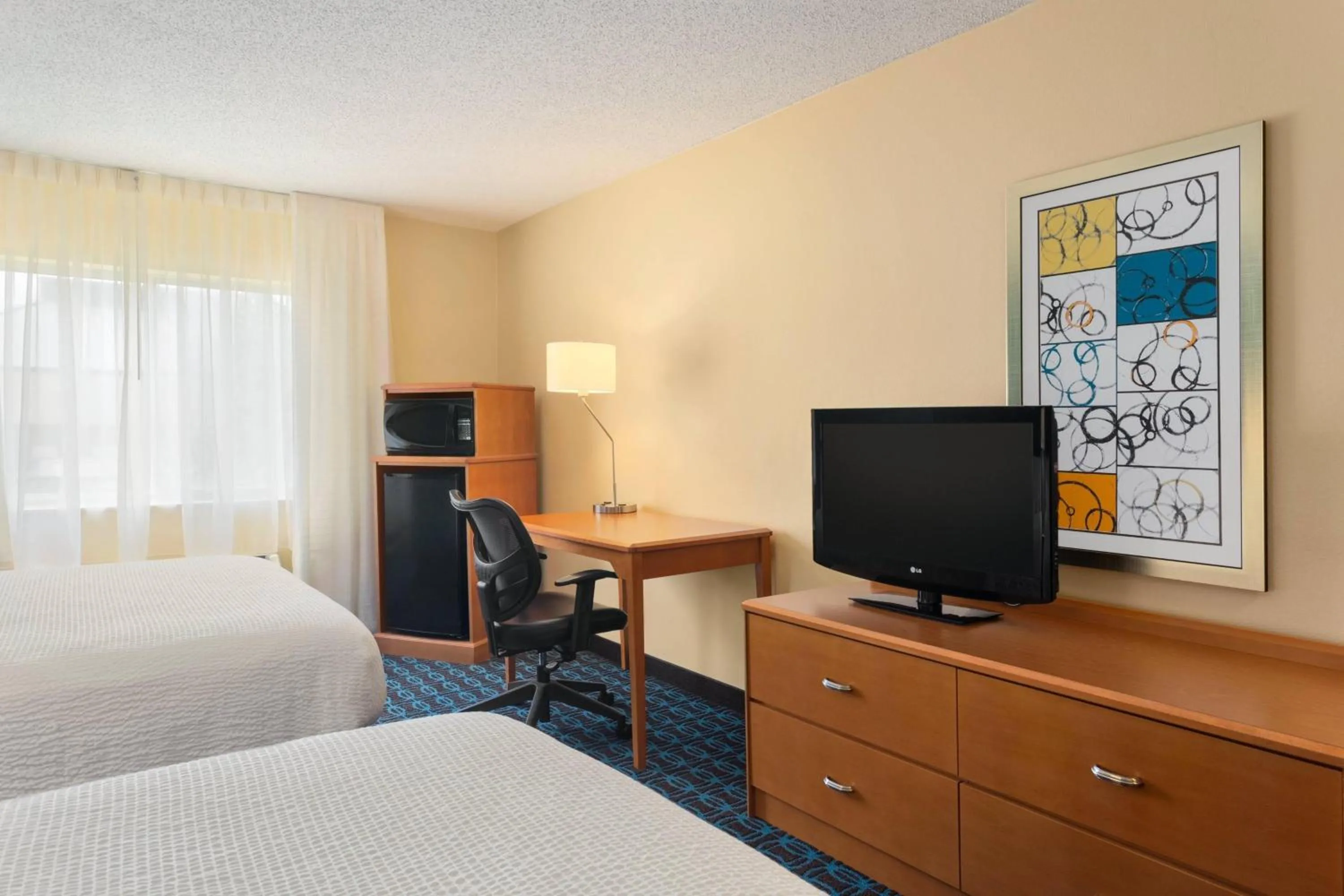 Photo of the whole room, Bed in Fairfield Inn & Suites by Marriott Norman