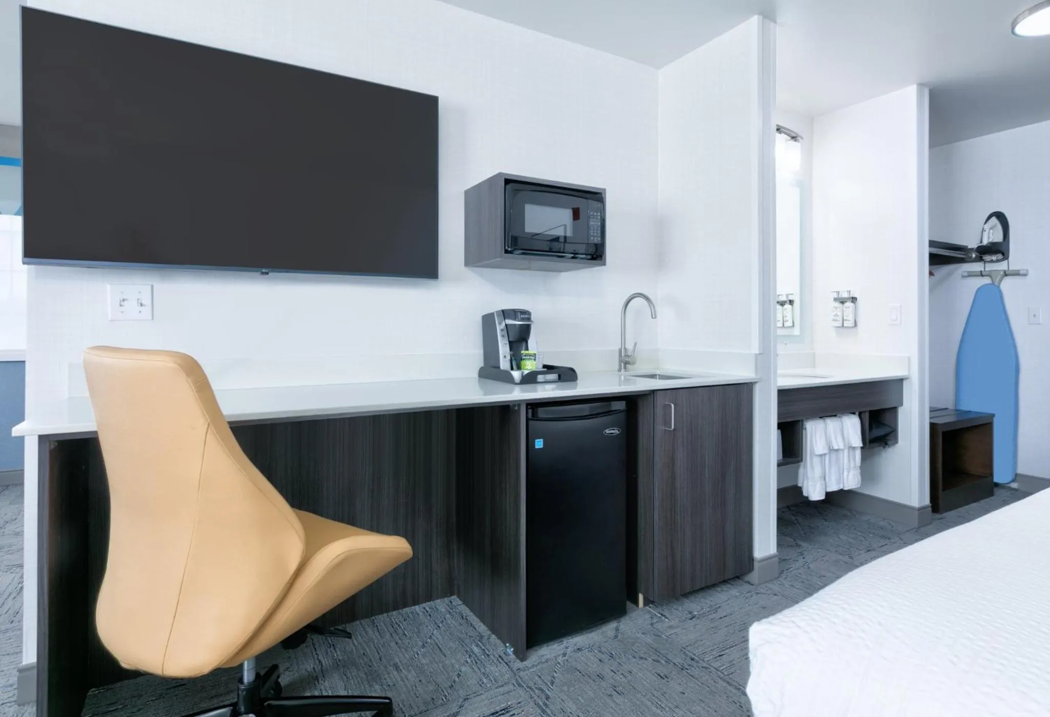 Photo of the whole room, Bed in Holiday Inn Express Spokane-Valley by IHG