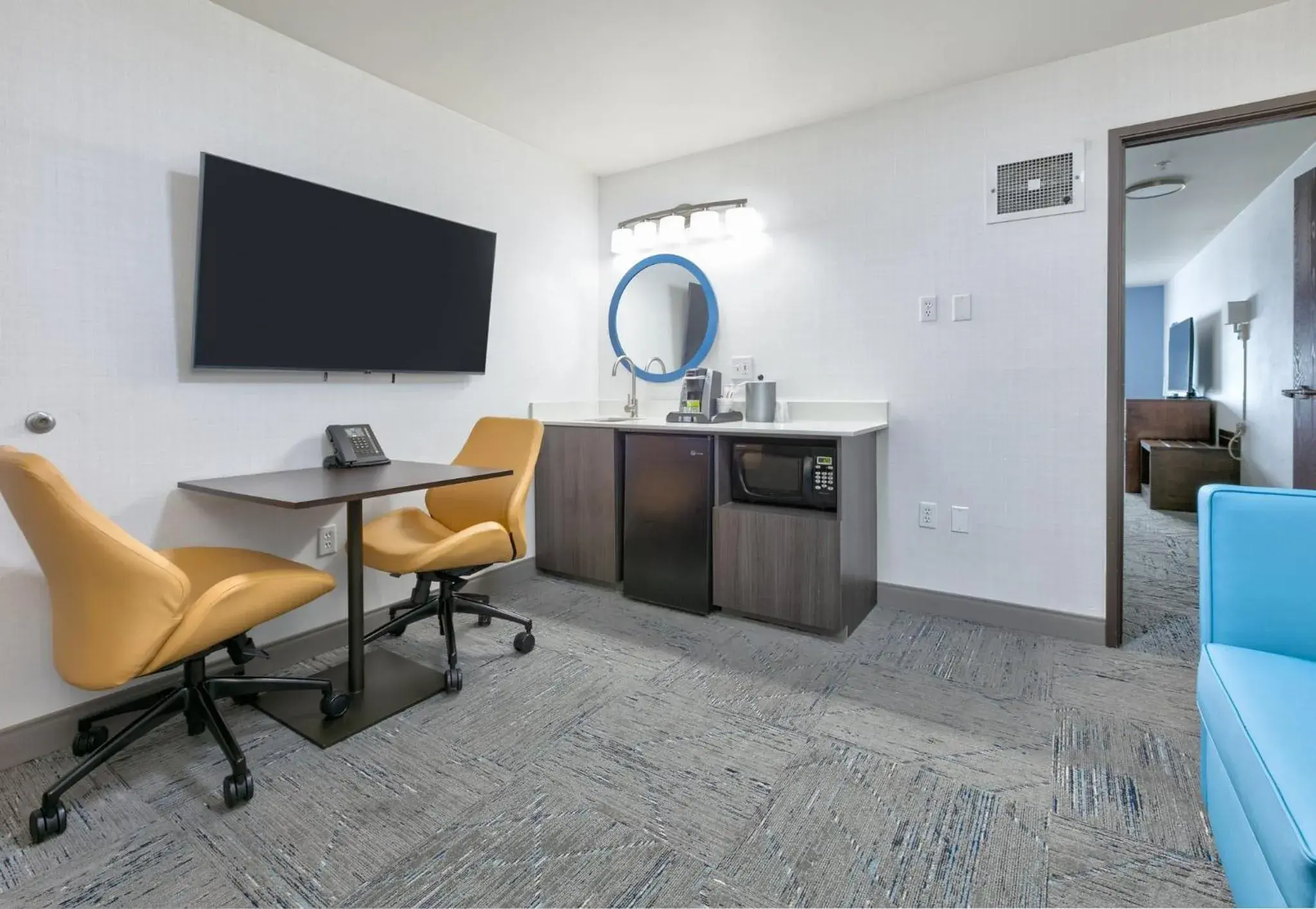 One-Bedroom King Suite - Mobility Access in Holiday Inn Express Spokane-Valley by IHG One-Bedroom King Suite - Mobility Access in Holiday Inn Express Spokane-Valley by IHG