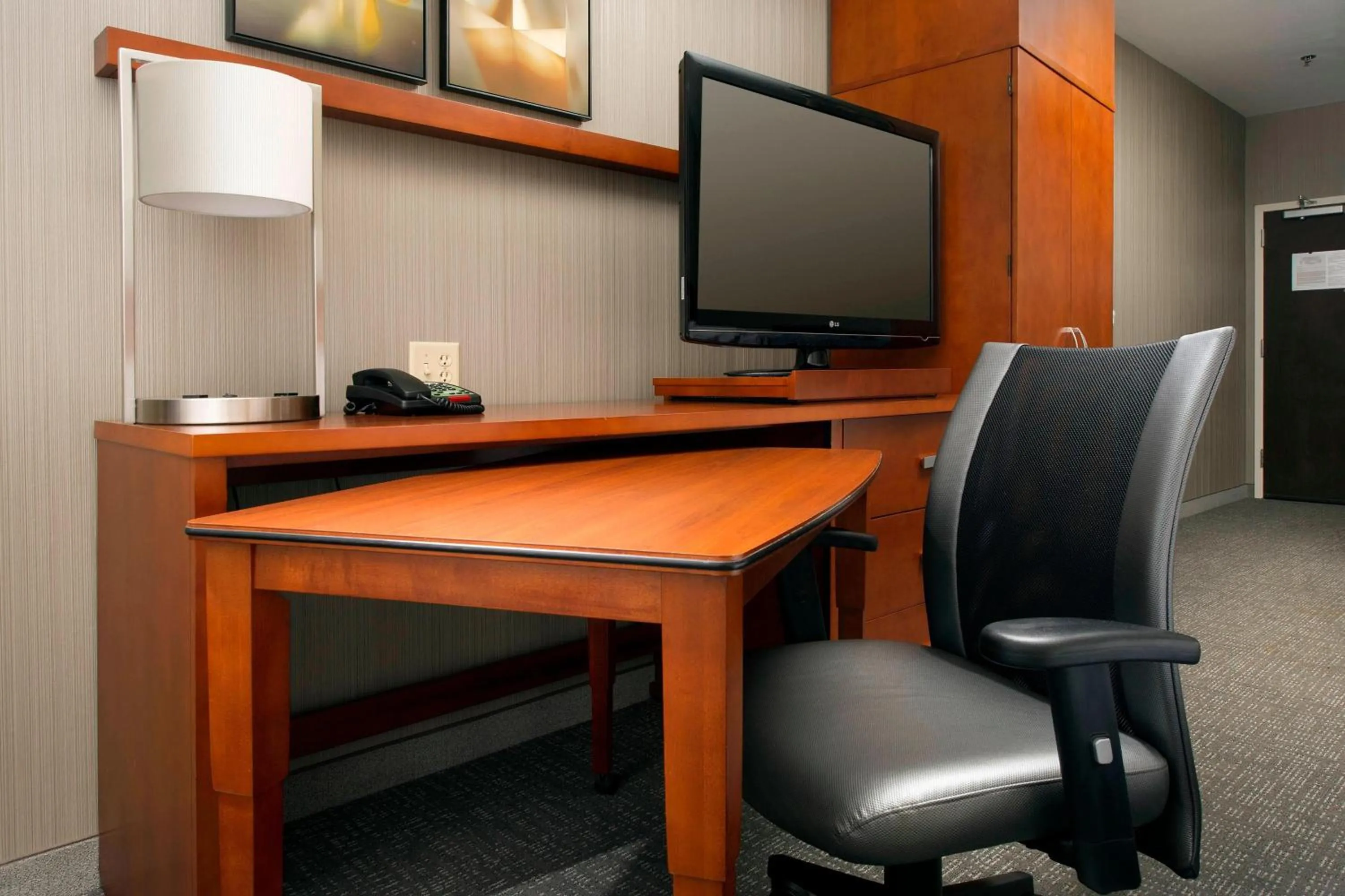 Bedroom in Courtyard by Marriott Wichita Falls