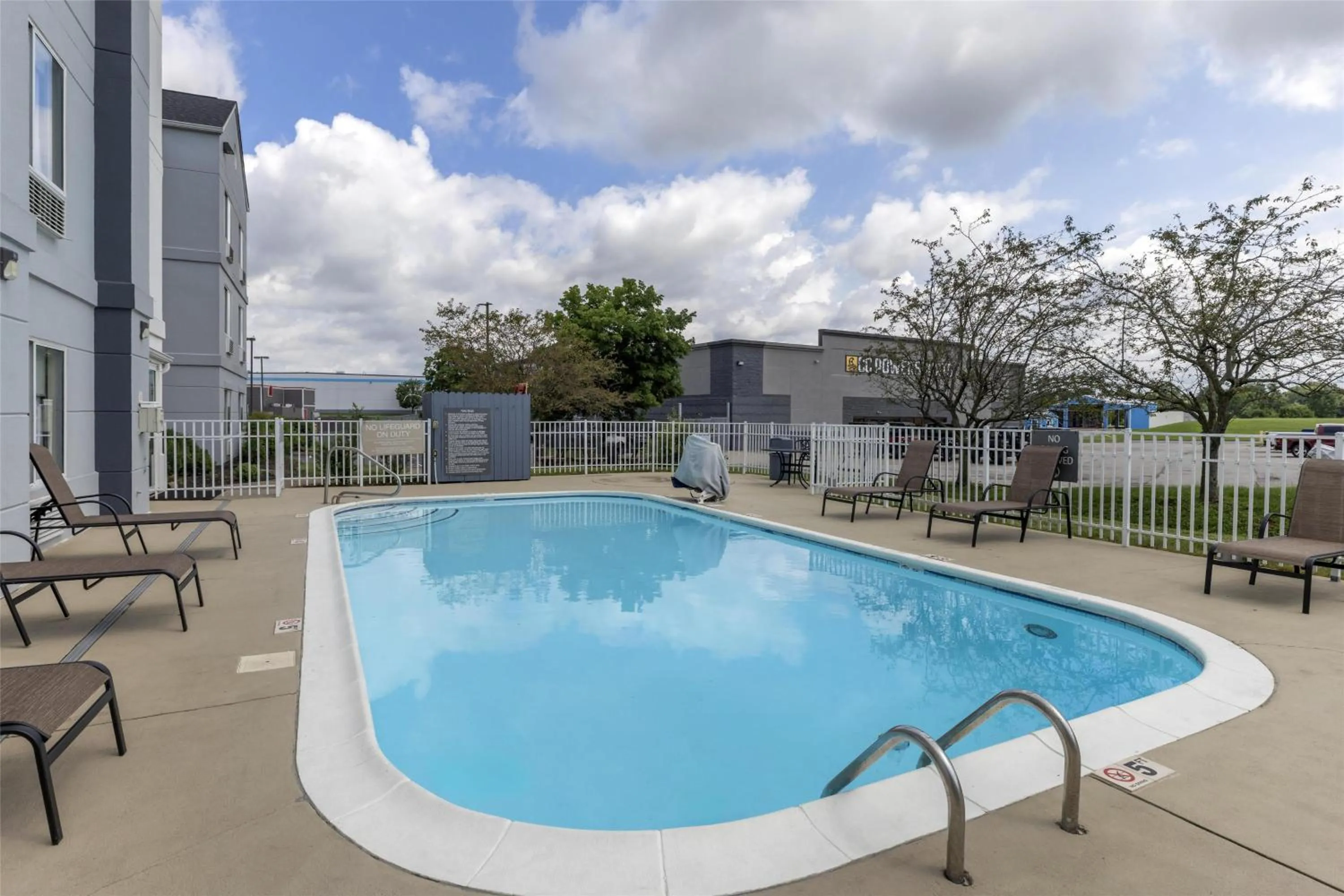 Pool view in Best Western Louisville South - Shepherdsville