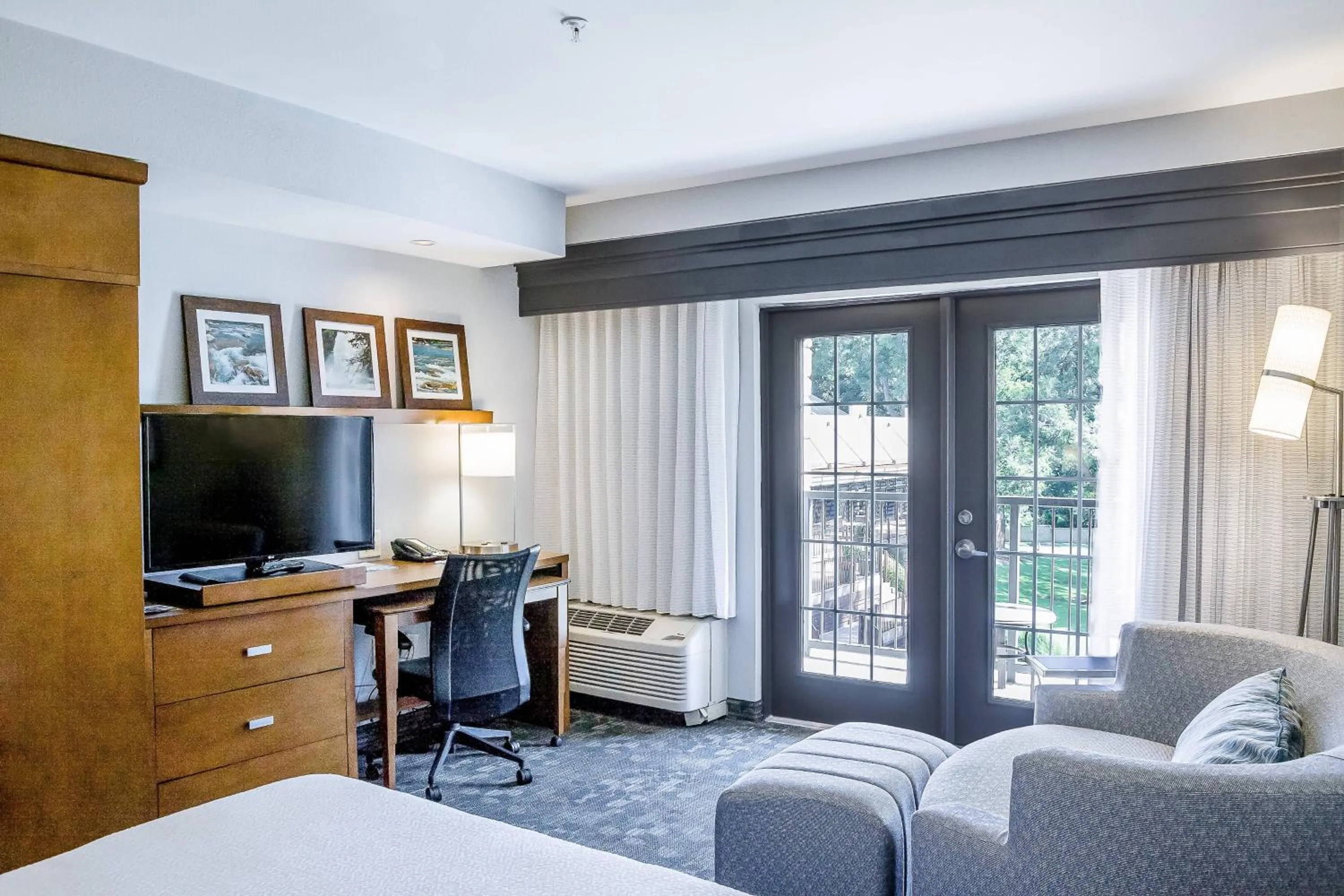 Photo of the whole room, Bed in Courtyard by Marriott New Braunfels River Village