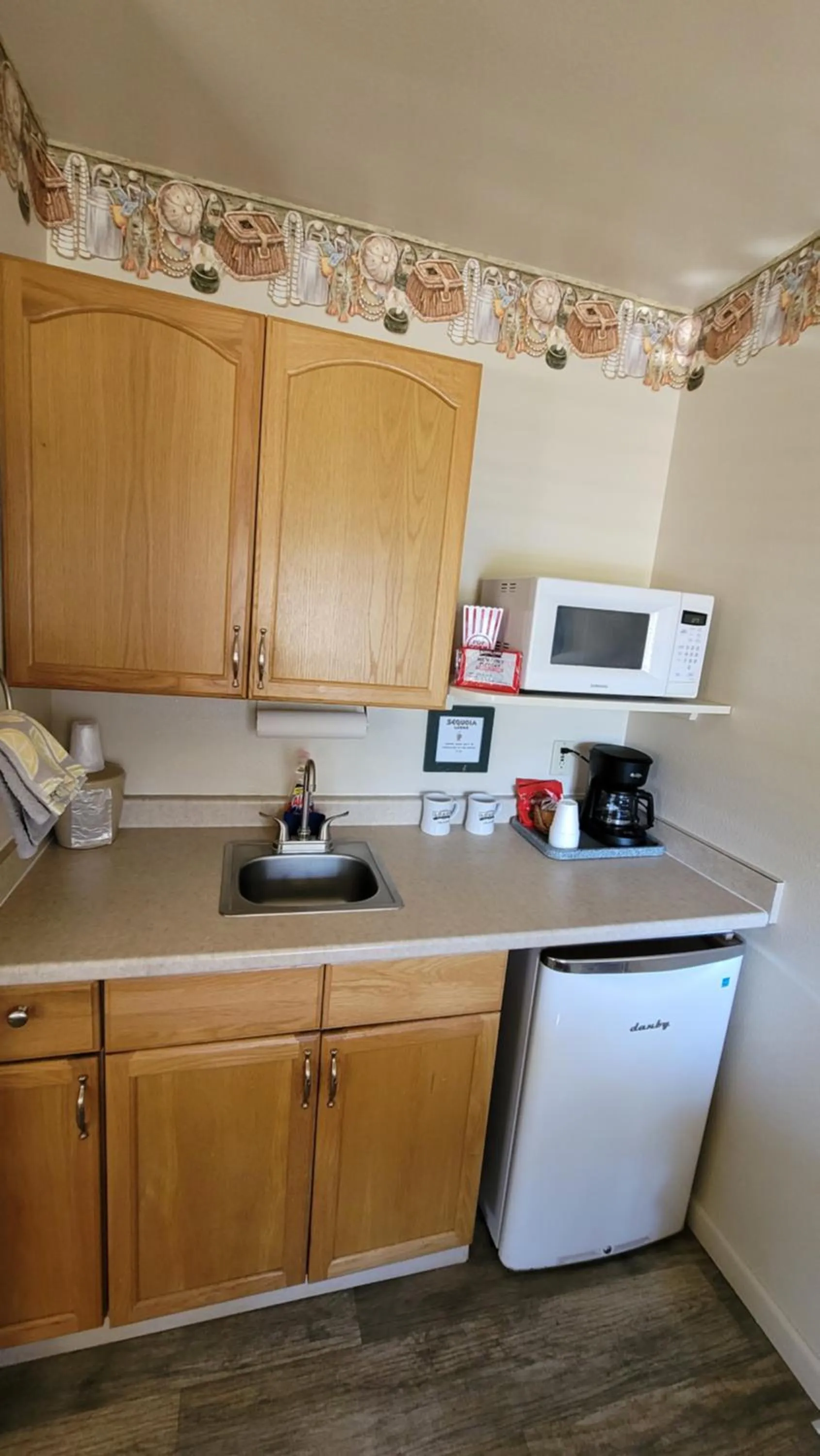 Kitchen or kitchenette in Sequoia Lodge