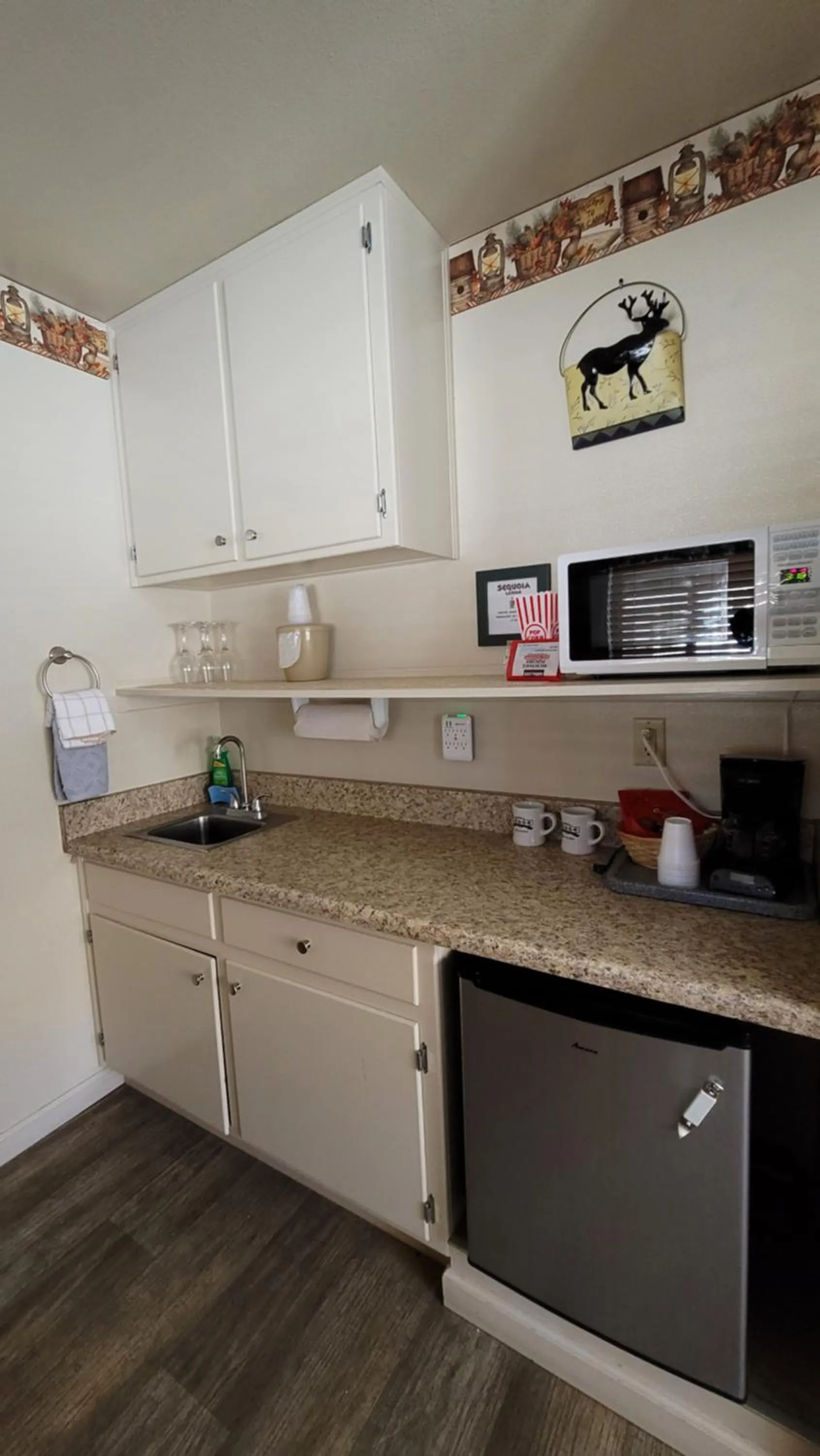 Kitchen or kitchenette in Sequoia Lodge