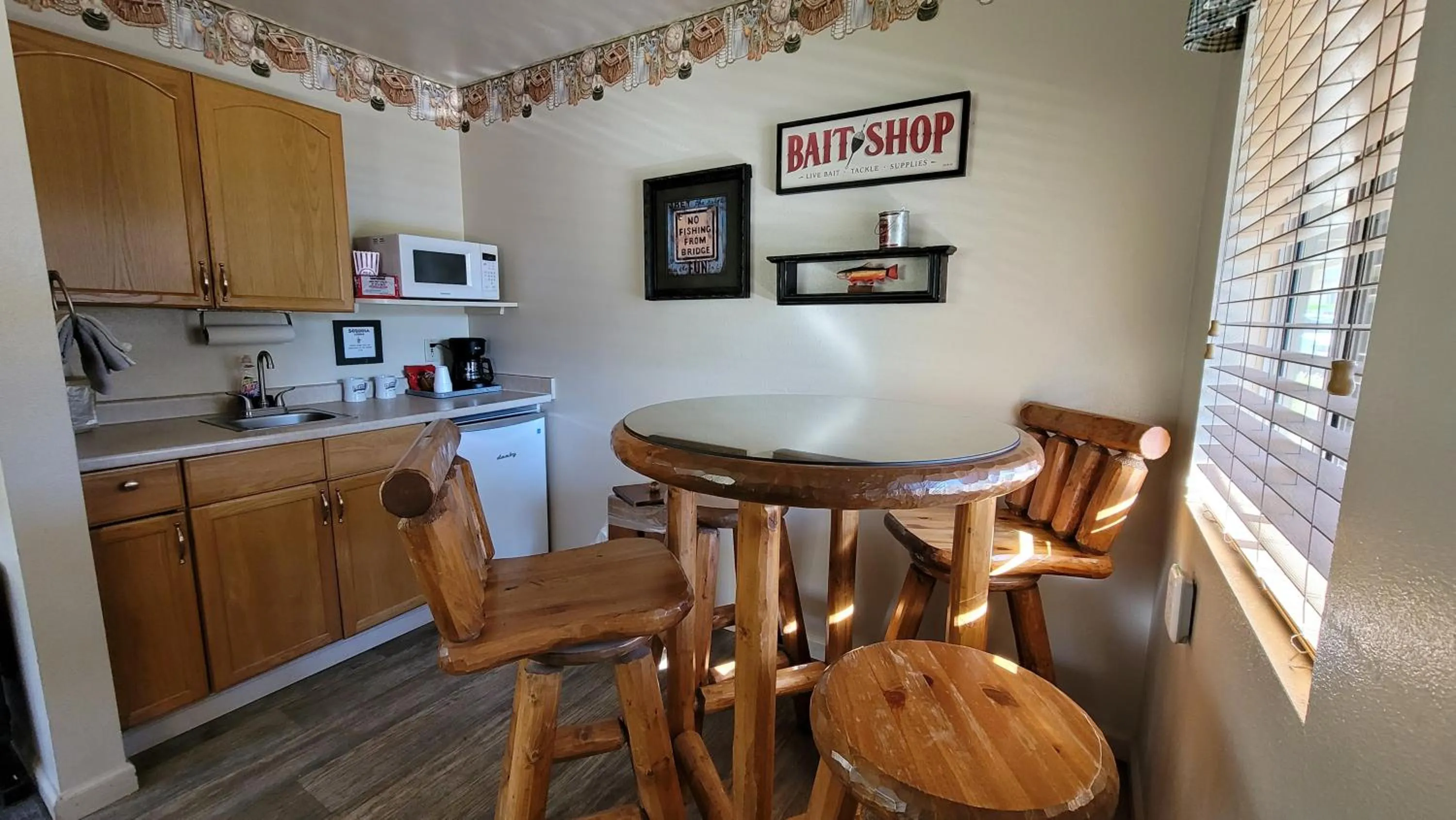 Kitchen or kitchenette in Sequoia Lodge