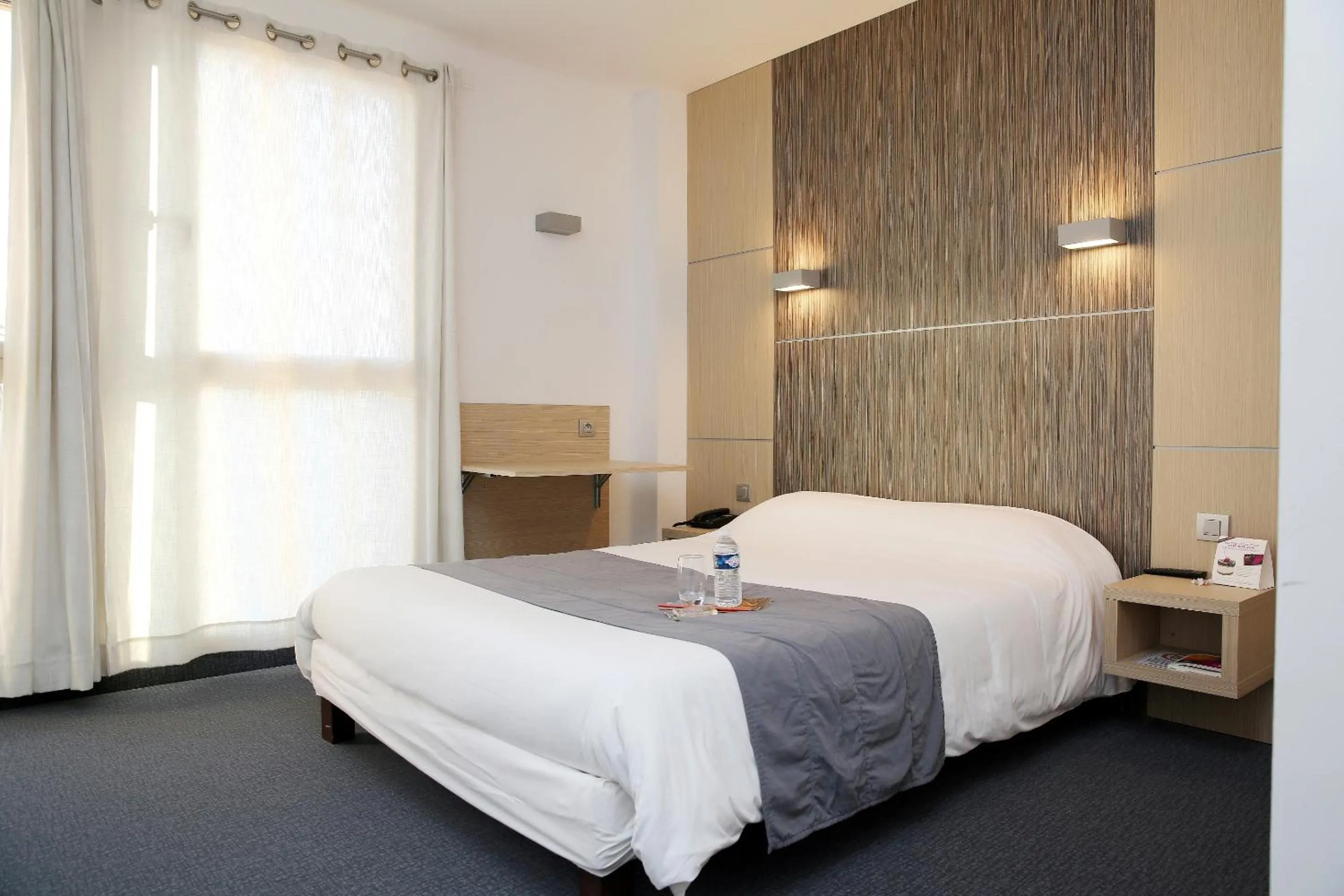 Bedroom, Bed in The Originals City, Hôtel Le Causséa, Castres