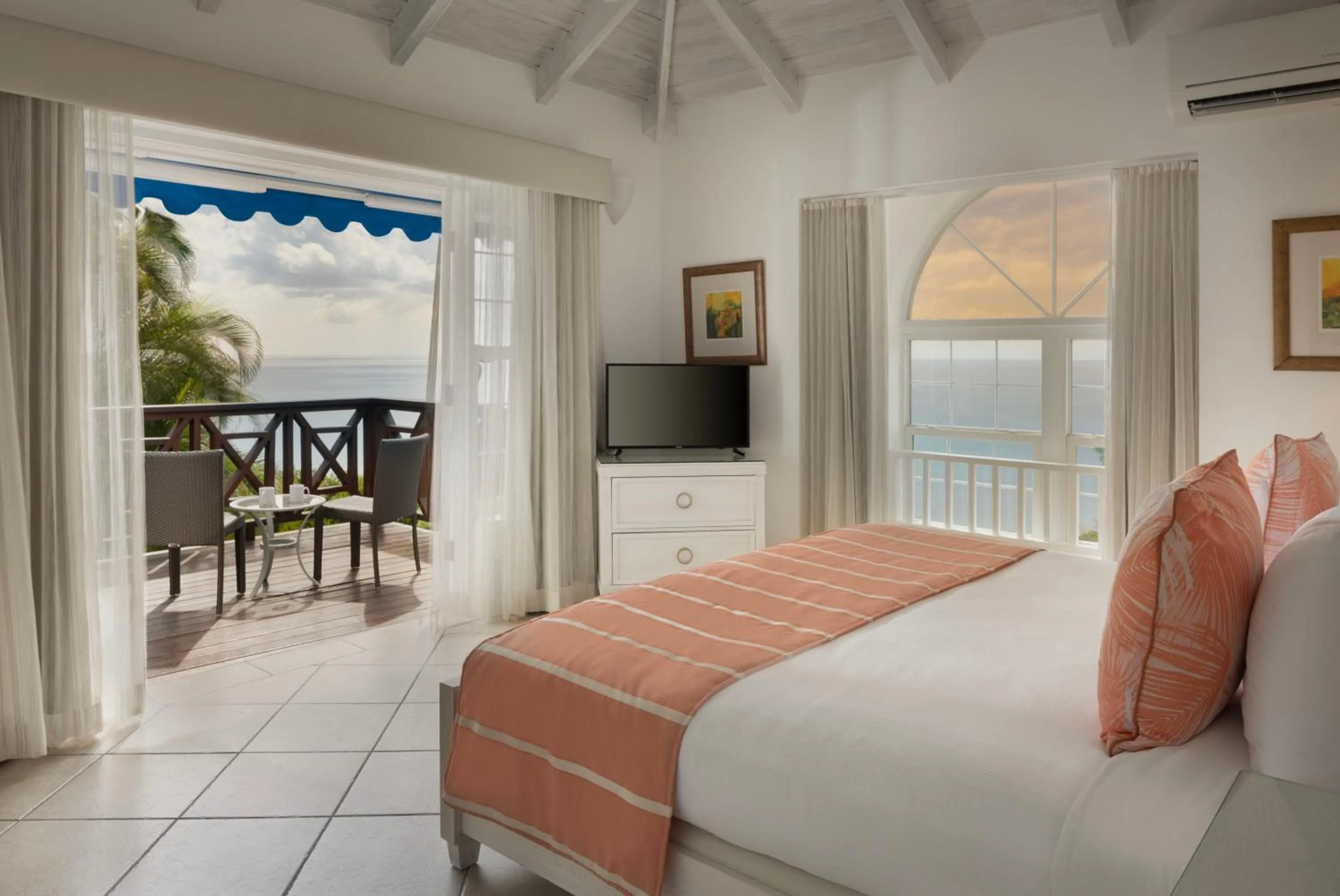 Bed in Windjammer Landing Resort and Residences