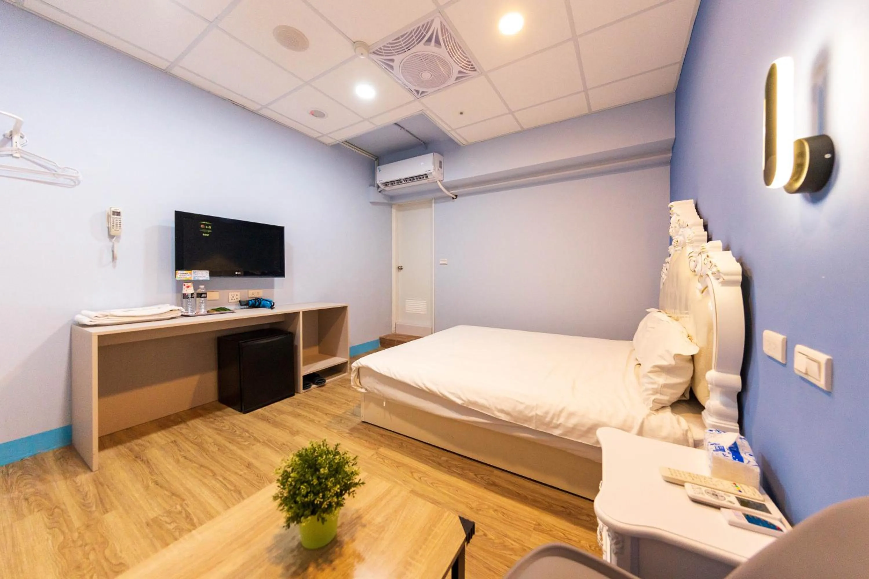 Photo of the whole room, Bed in Liu He Su Hotel