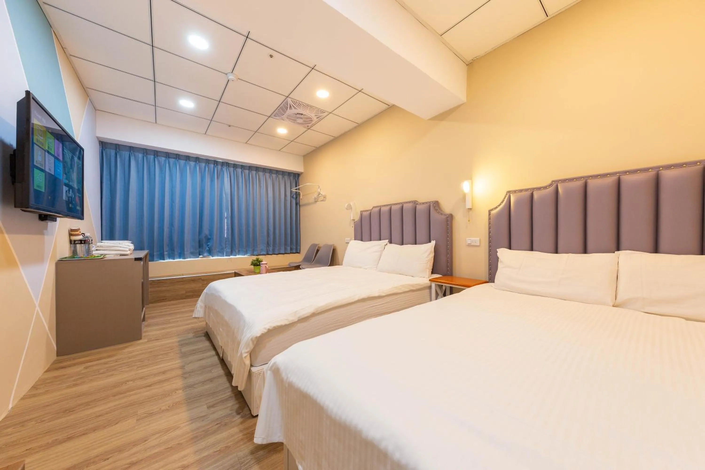 Photo of the whole room, Bed in Liu He Su Hotel