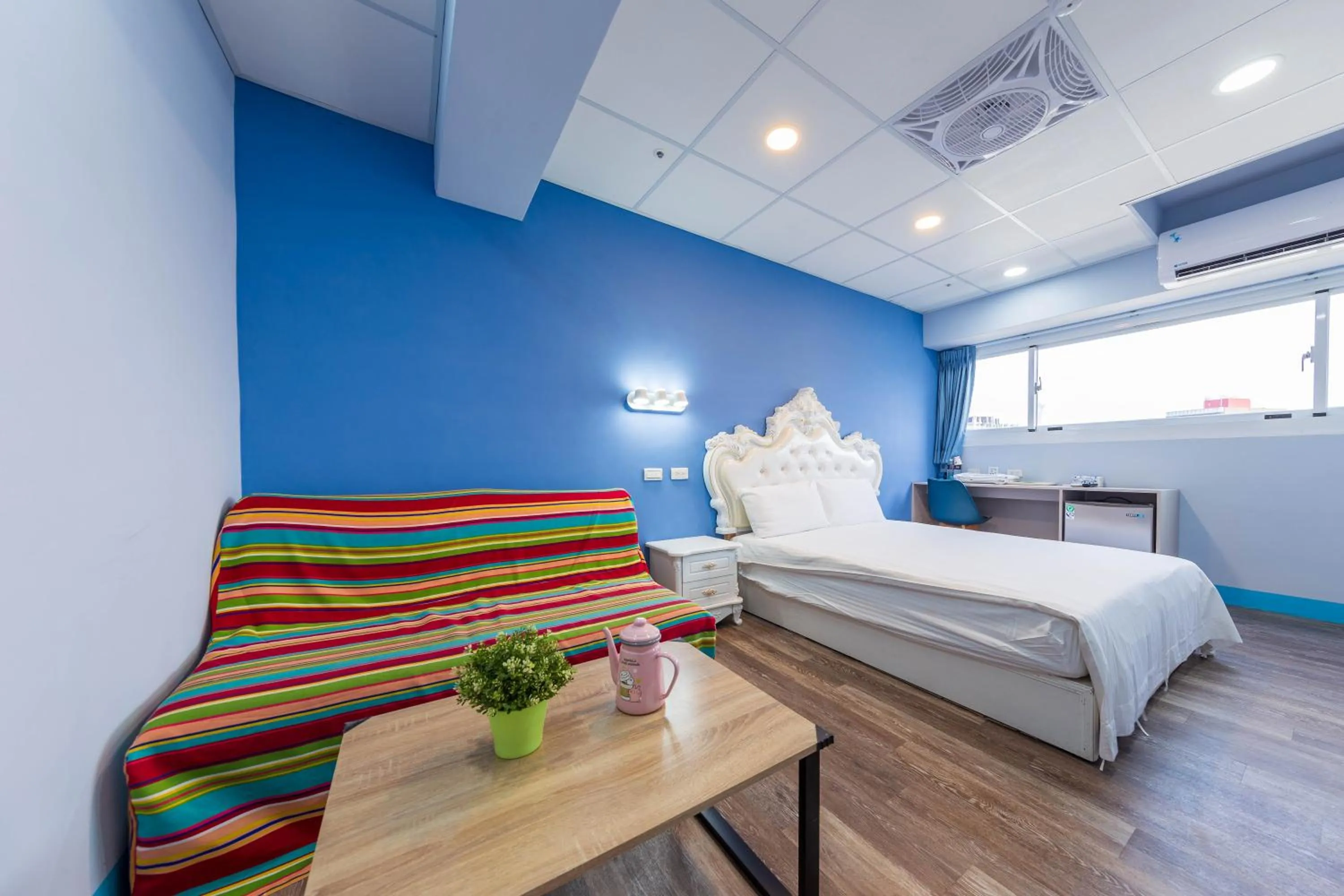 Photo of the whole room, Bed in Liu He Su Hotel