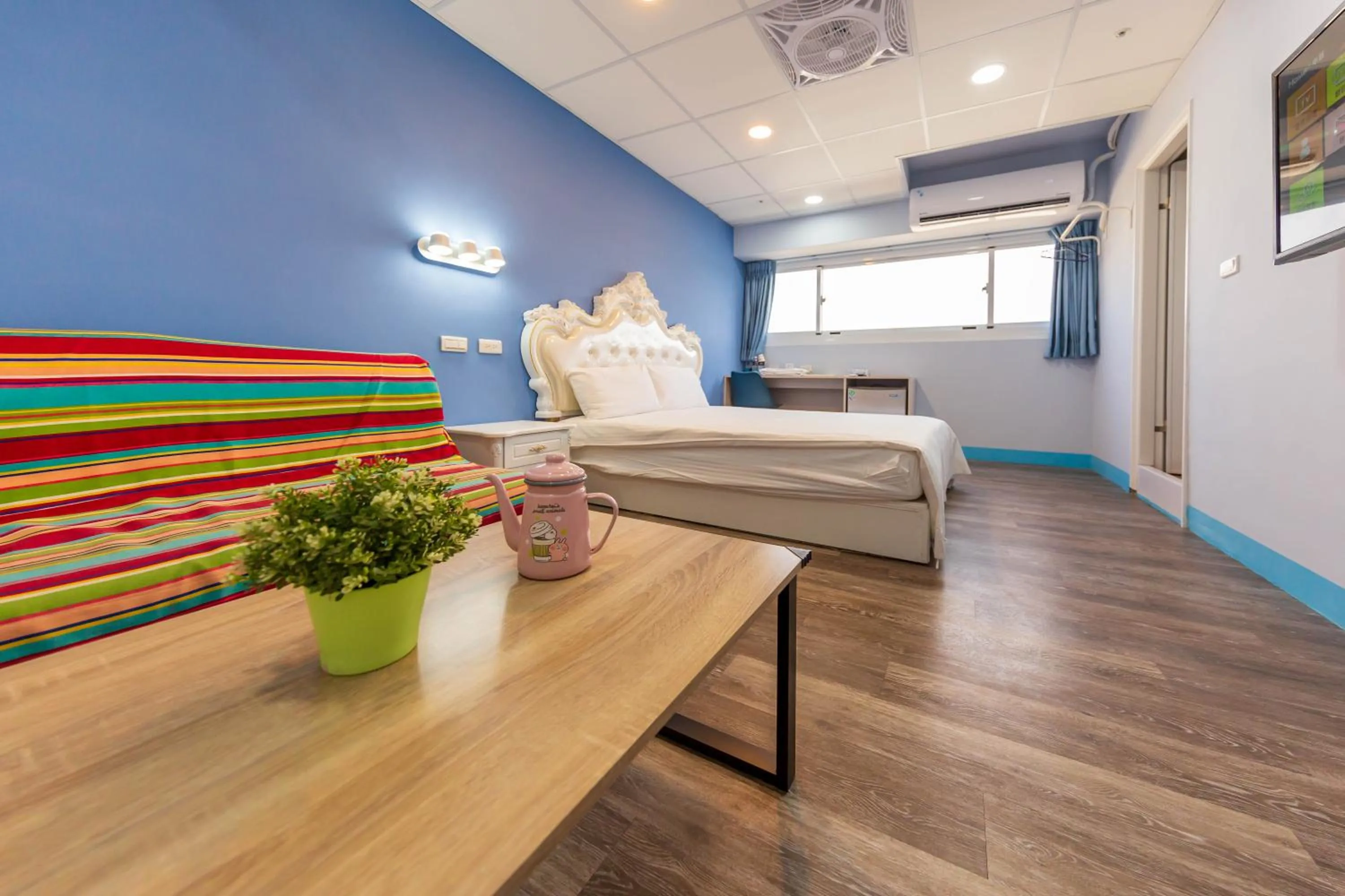 Photo of the whole room, Bed in Liu He Su Hotel