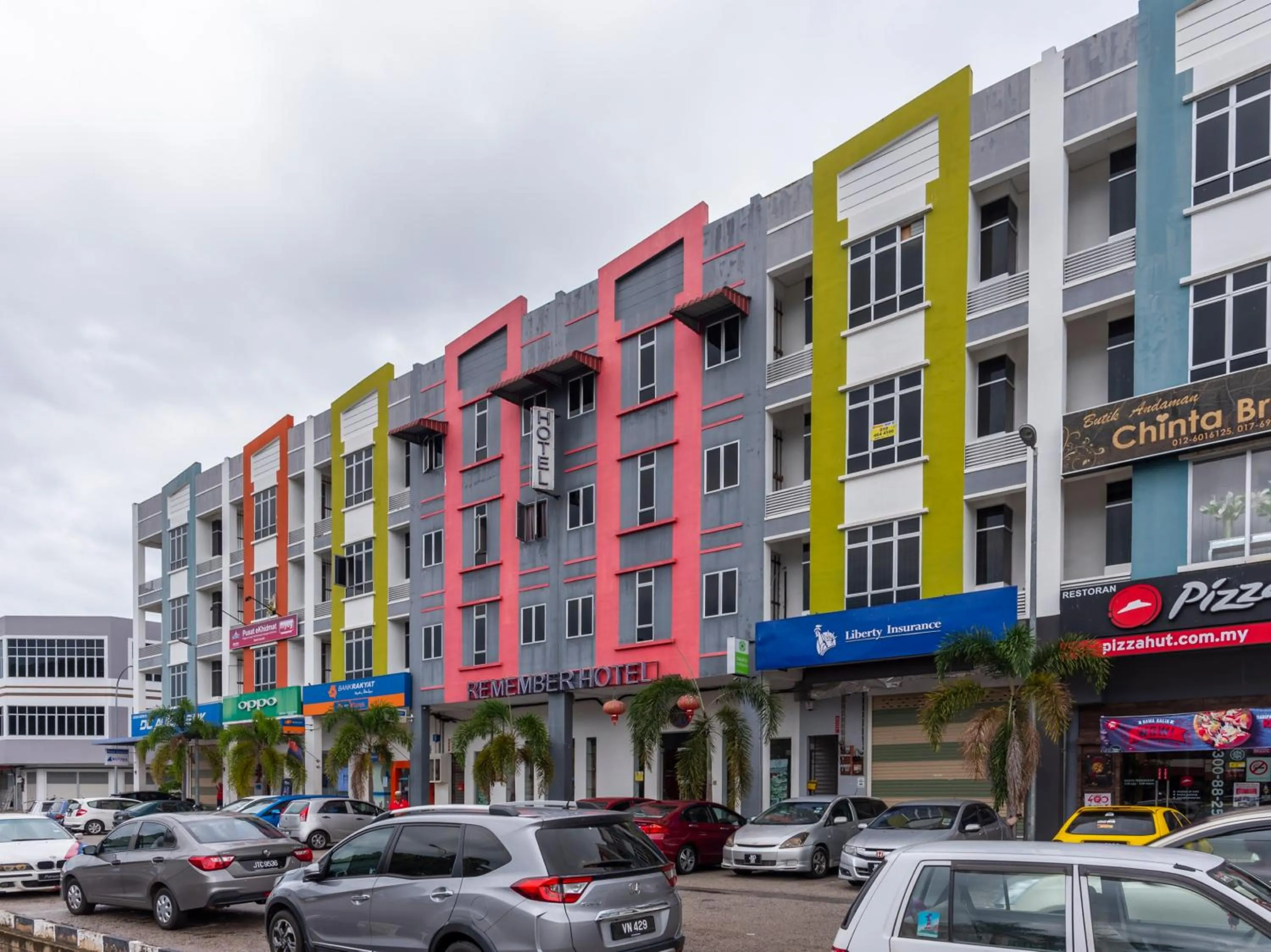 Facade/entrance in Remember Hotel Bukit Gambir