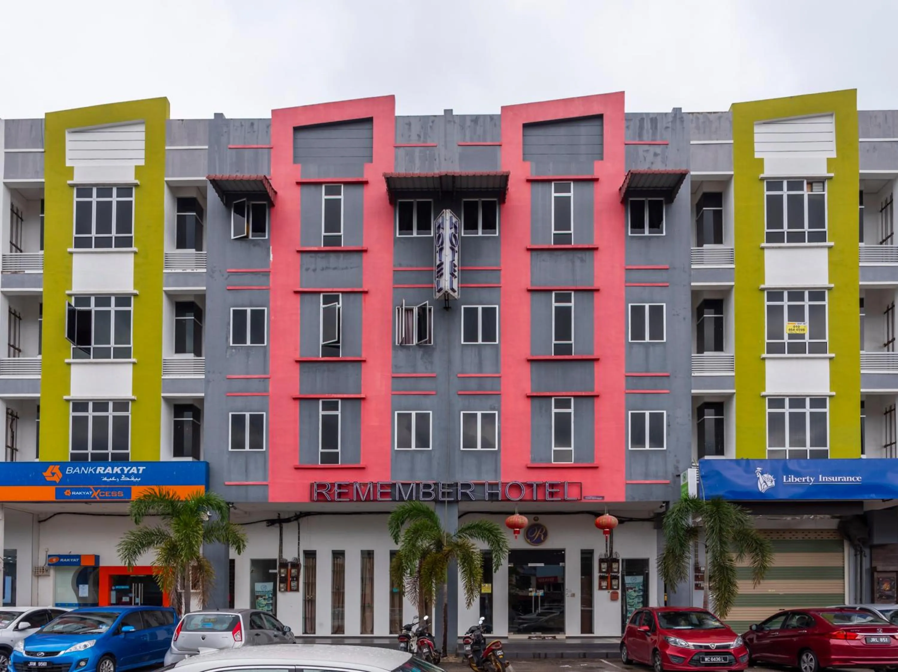 Facade/entrance in Remember Hotel Bukit Gambir