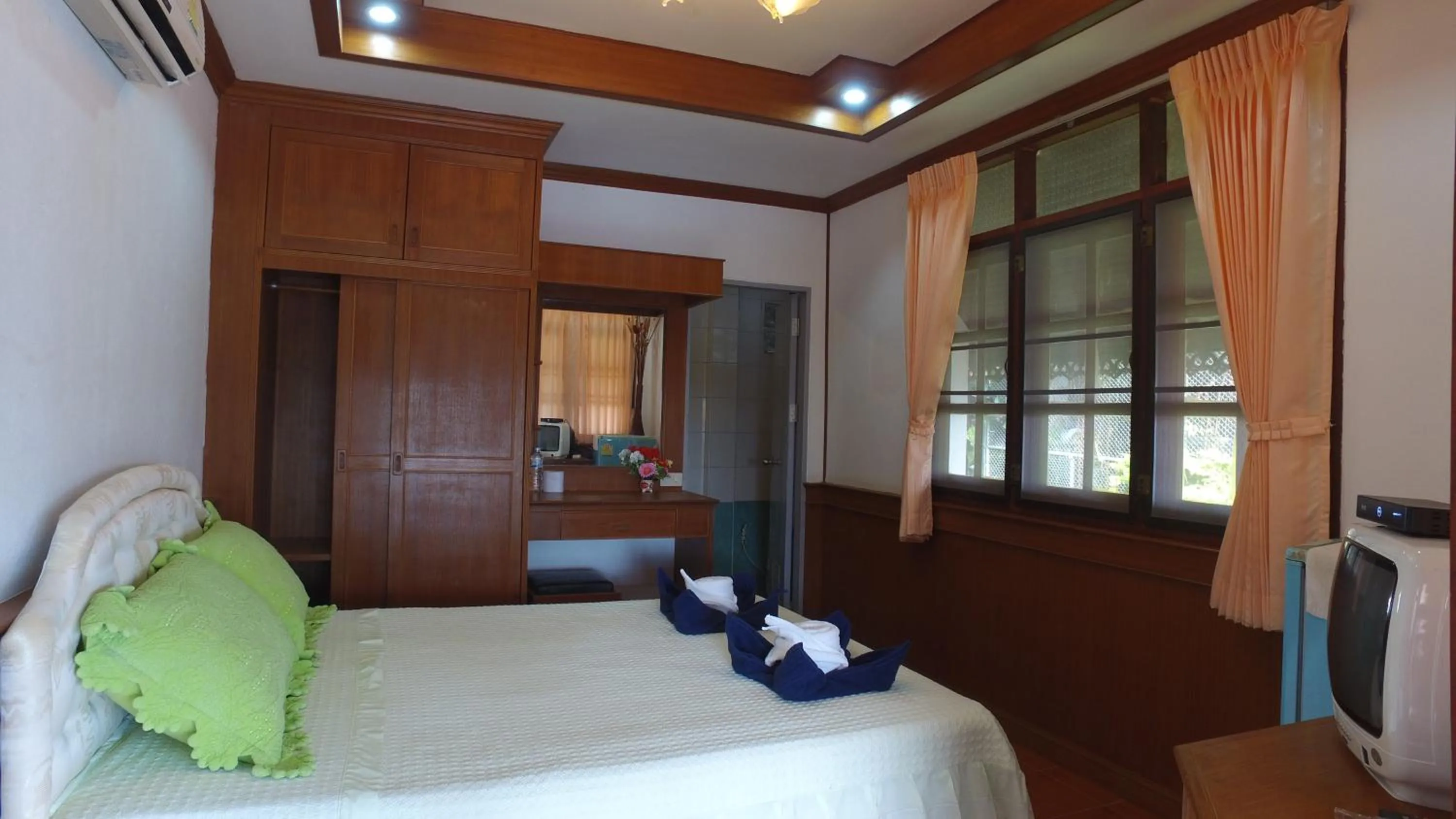 Photo of the whole room, Bed in Tanyaporn House