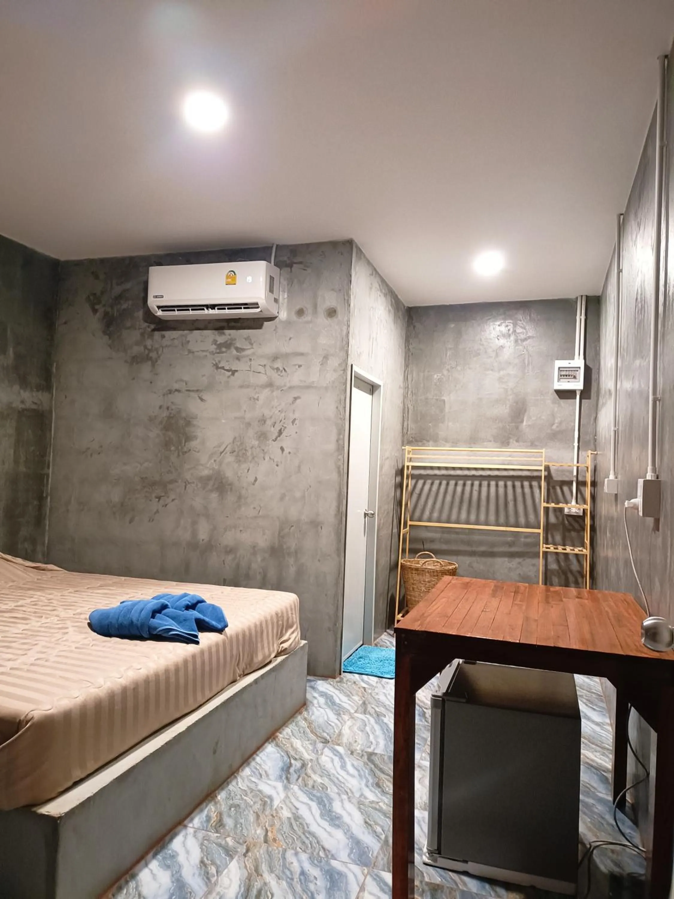 Photo of the whole room, Bed in Cat Bungalow