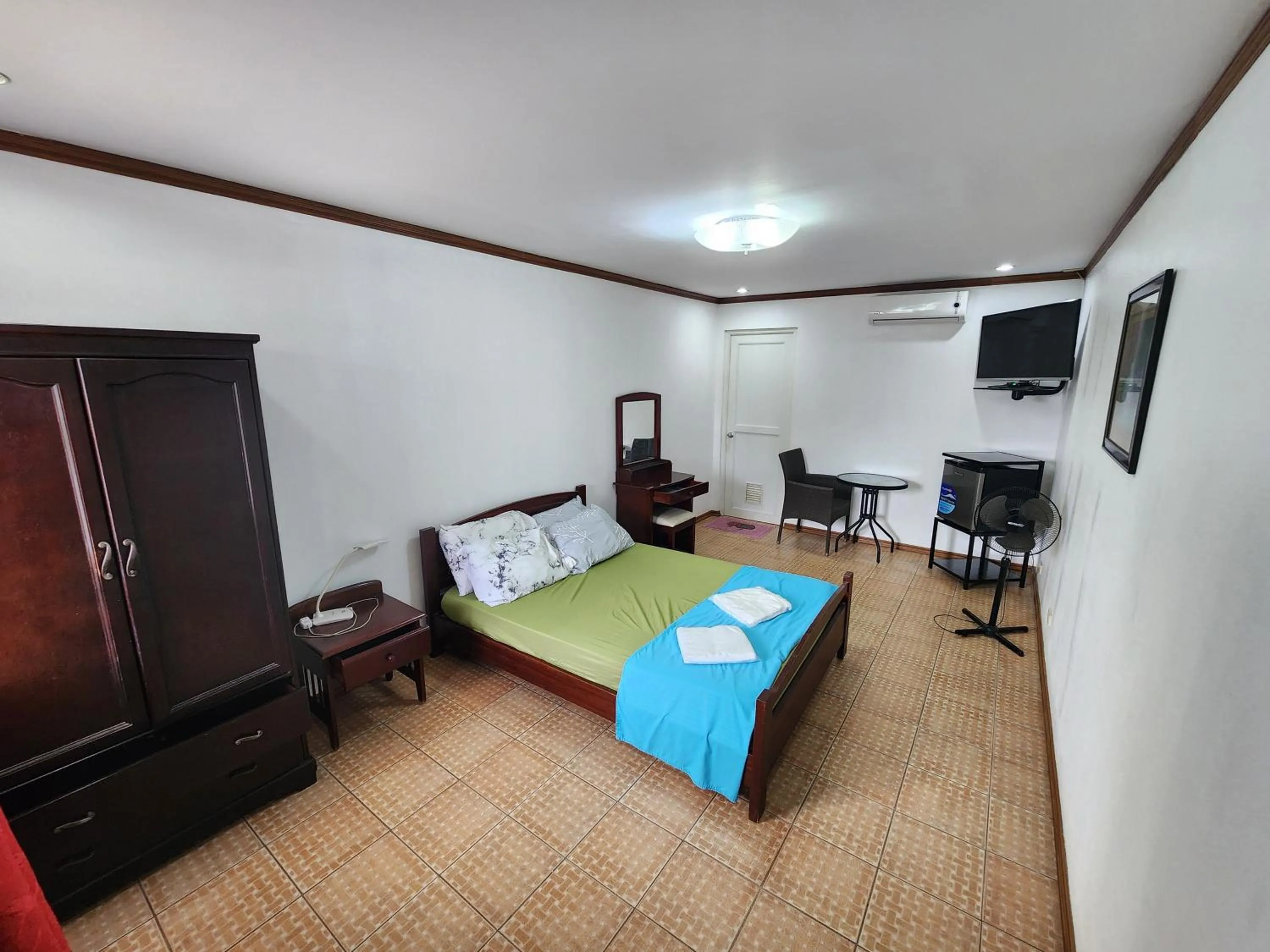 Bed in MB's Garden Inn