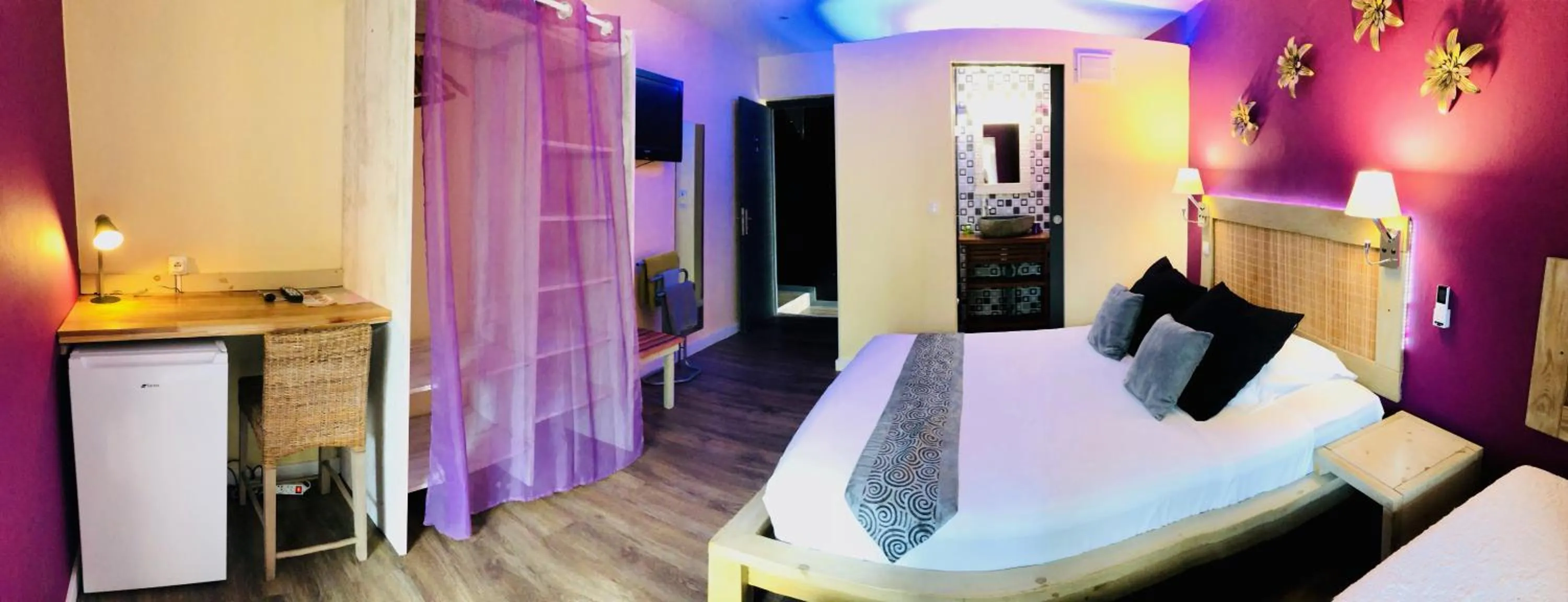Property building, Bed in Hôtel les Bougainvilliers