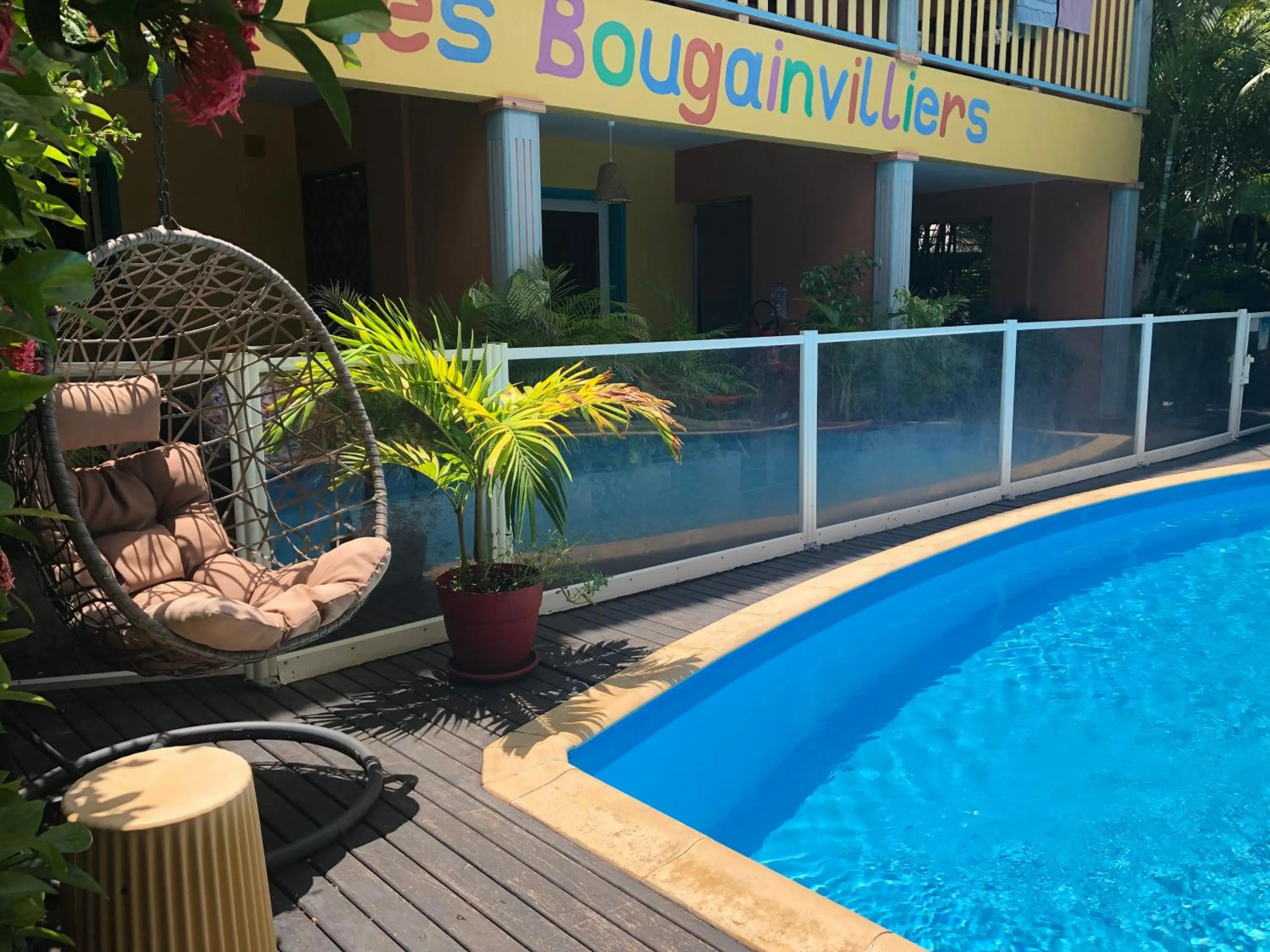 Swimming pool in Hôtel les Bougainvilliers