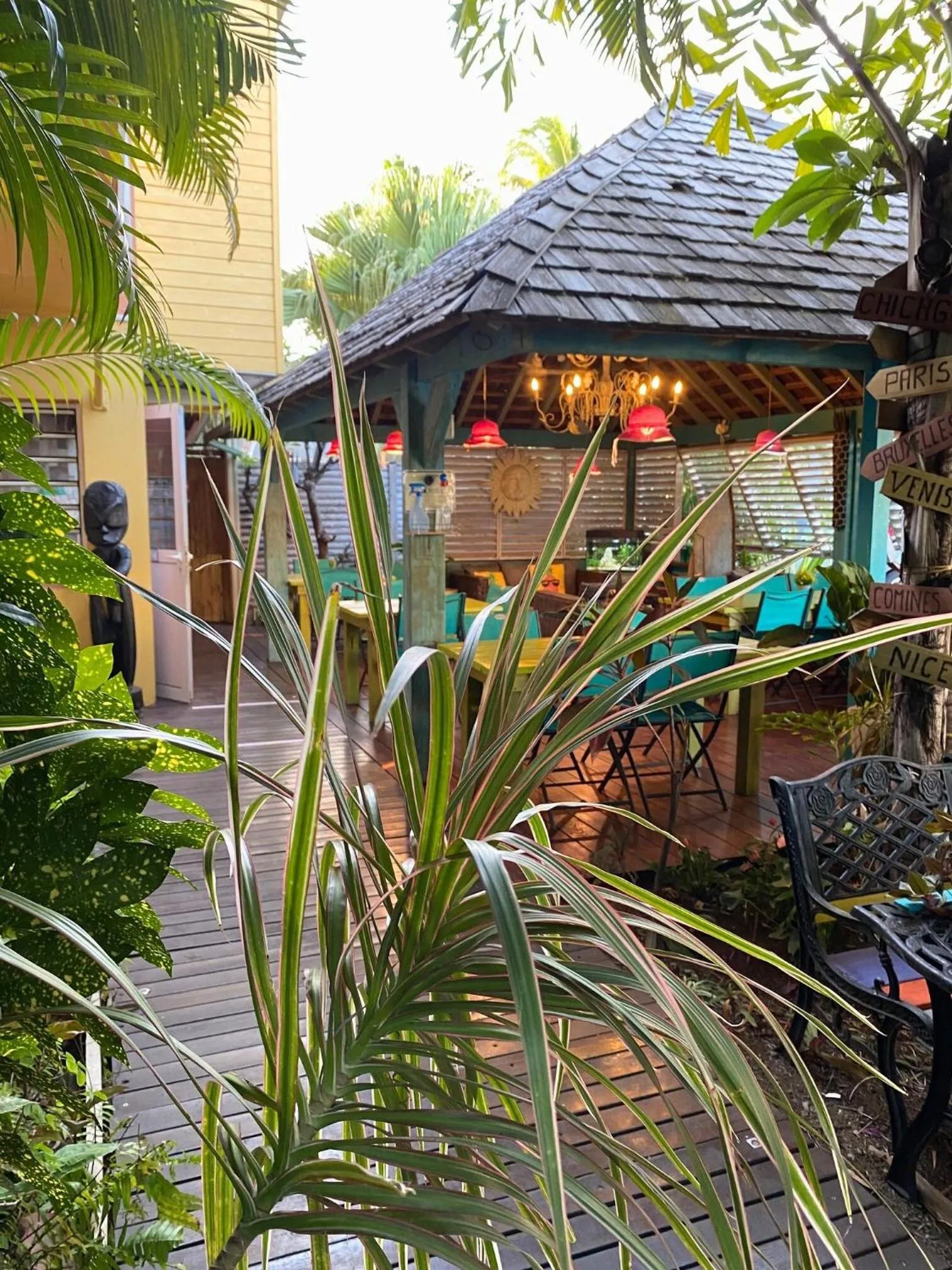 Patio in Hôtel les Bougainvilliers