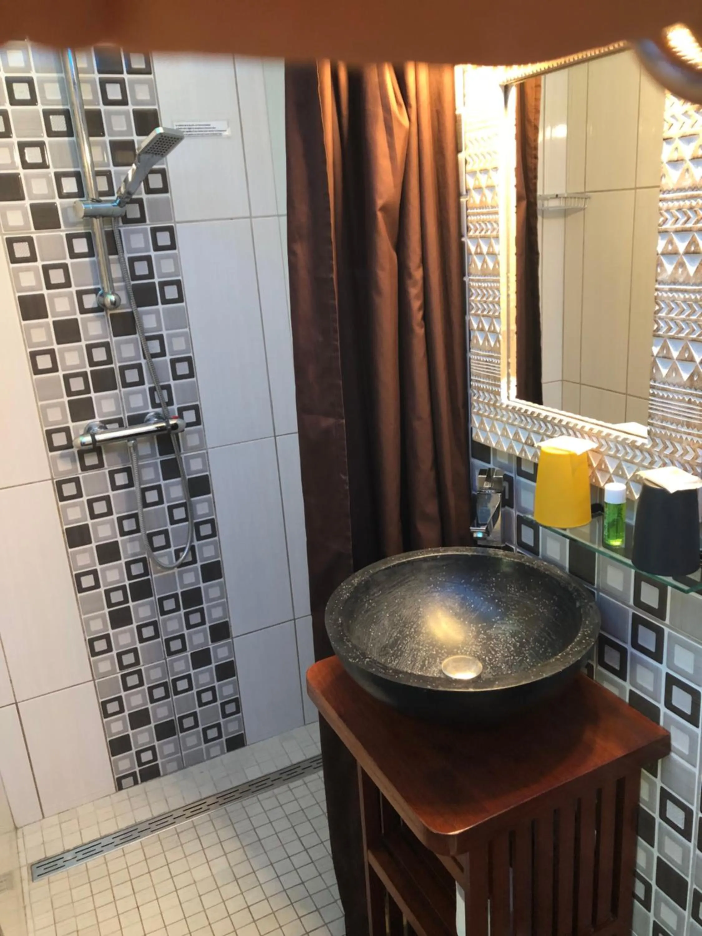 Bathroom in Hôtel les Bougainvilliers