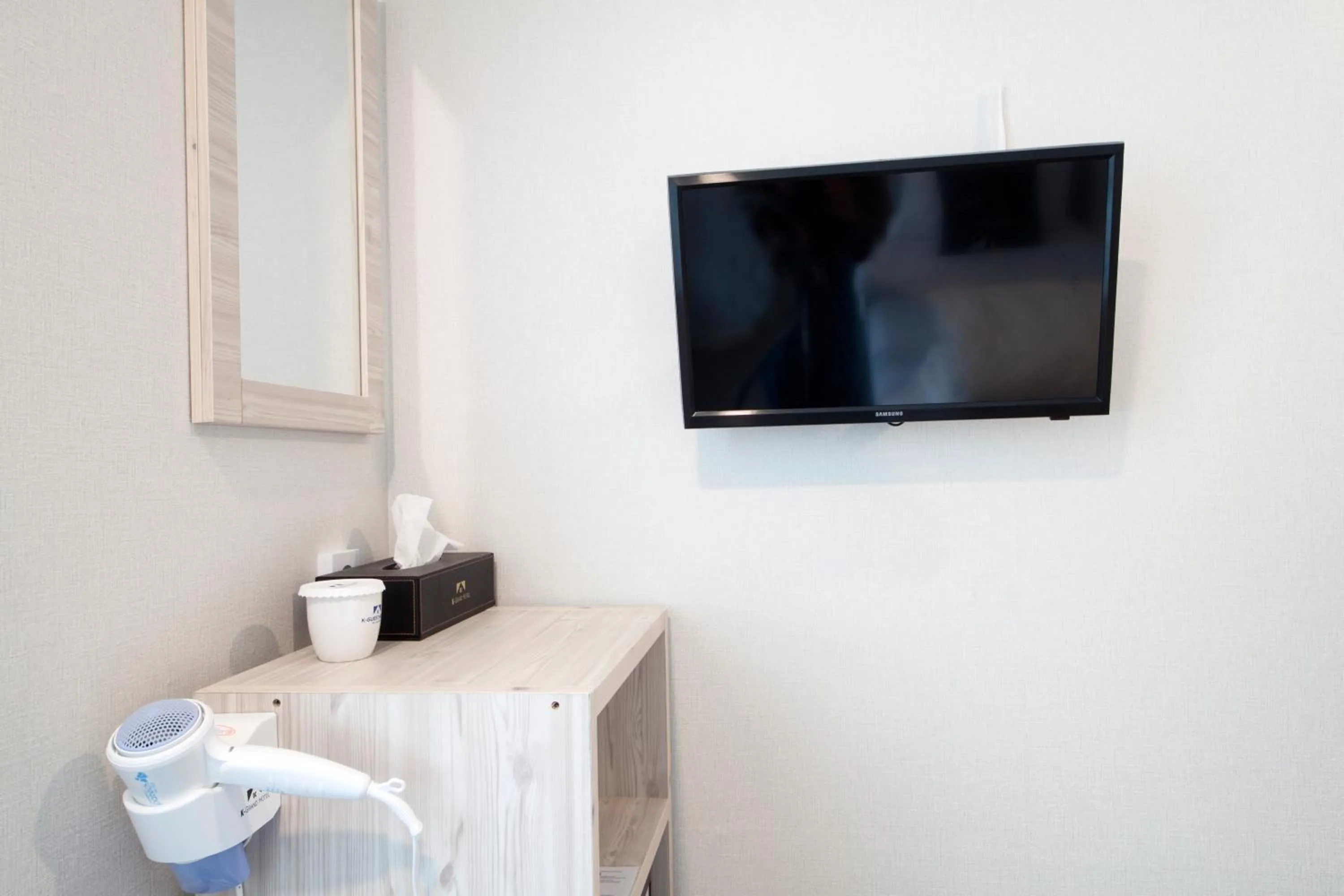 TV and multimedia in K-Grand Hotel Seoul