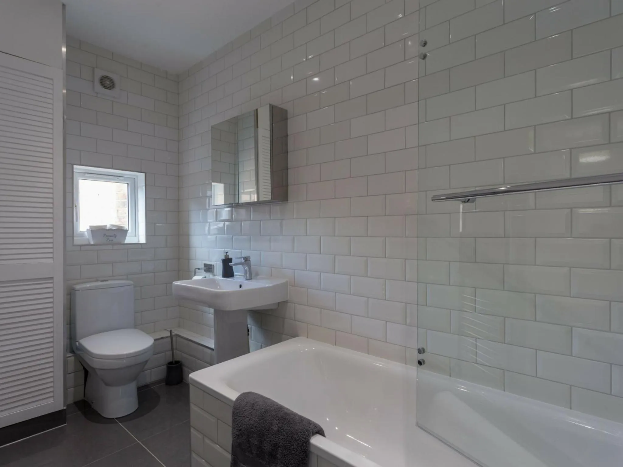 Bathroom in Hastings House - Modern 2 Bedroom House in Central Luton & Near Airport