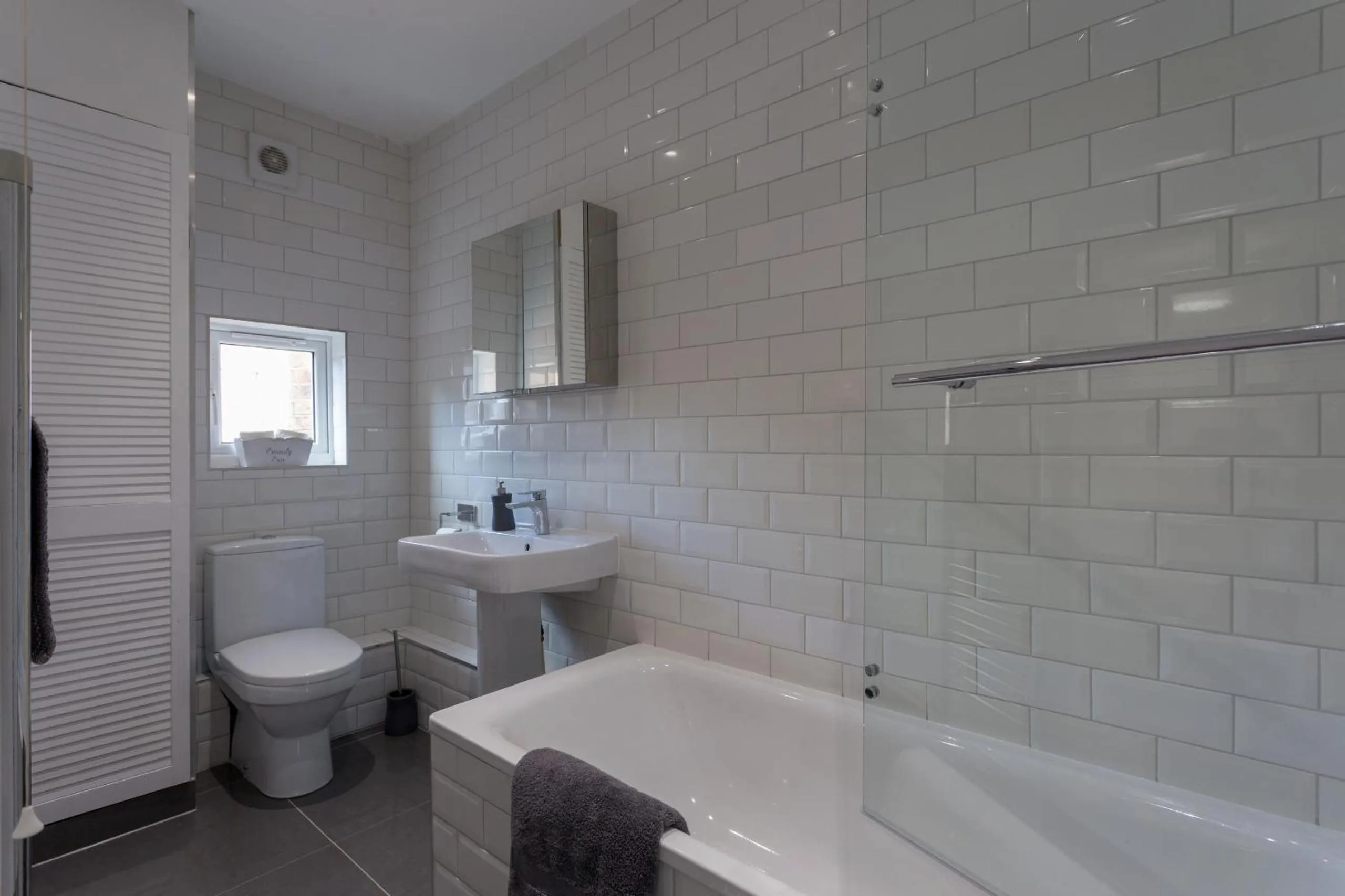 Bathroom in Hastings House - Modern 2 Bedroom House in Central Luton & Near Airport