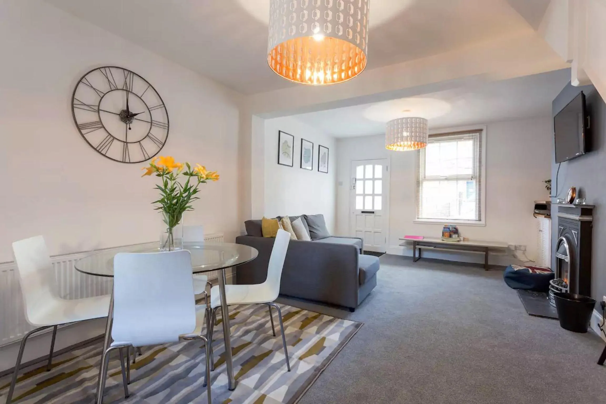 Communal lounge/ TV room in Hastings House - Modern 2 Bedroom House in Central Luton & Near Airport