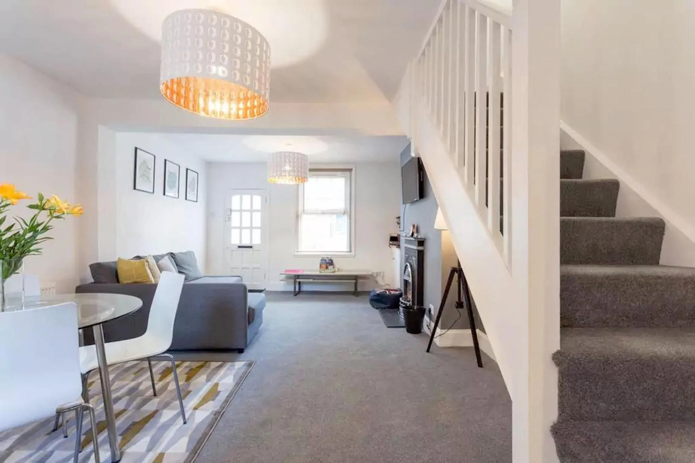 Communal lounge/ TV room in Hastings House - Modern 2 Bedroom House in Central Luton & Near Airport