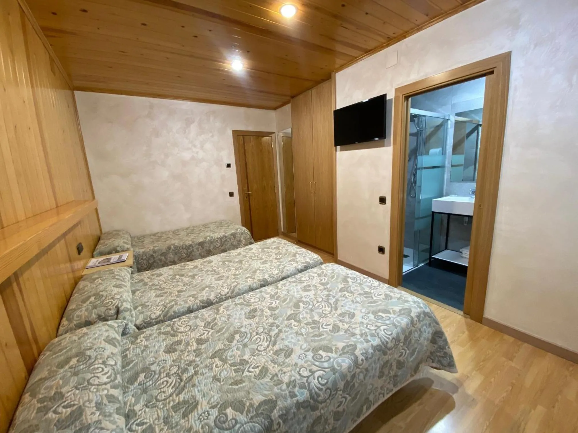 Shower, Bed in Hotel Sant Antoni