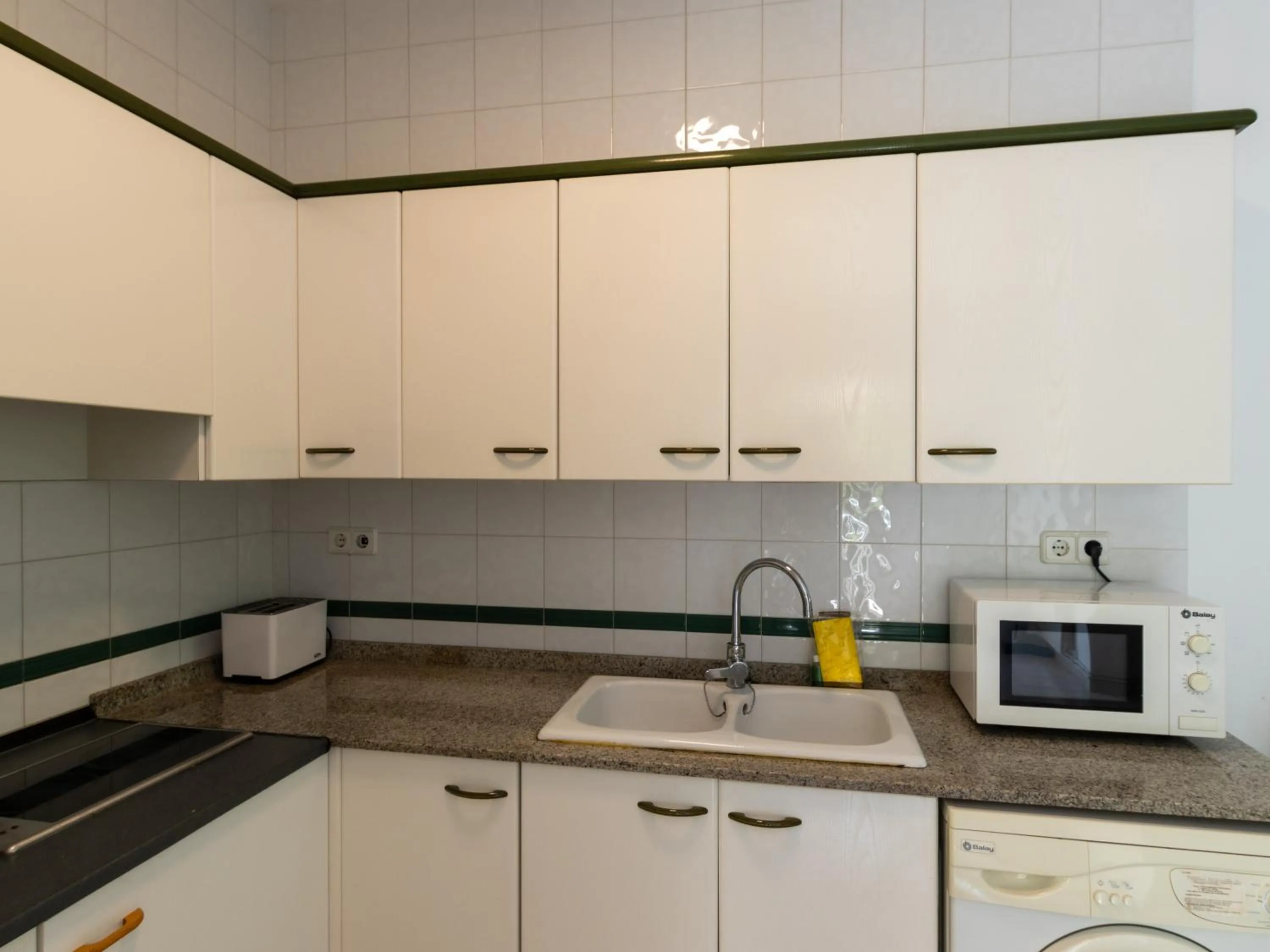kitchen in Apartamentos Sunway Tara