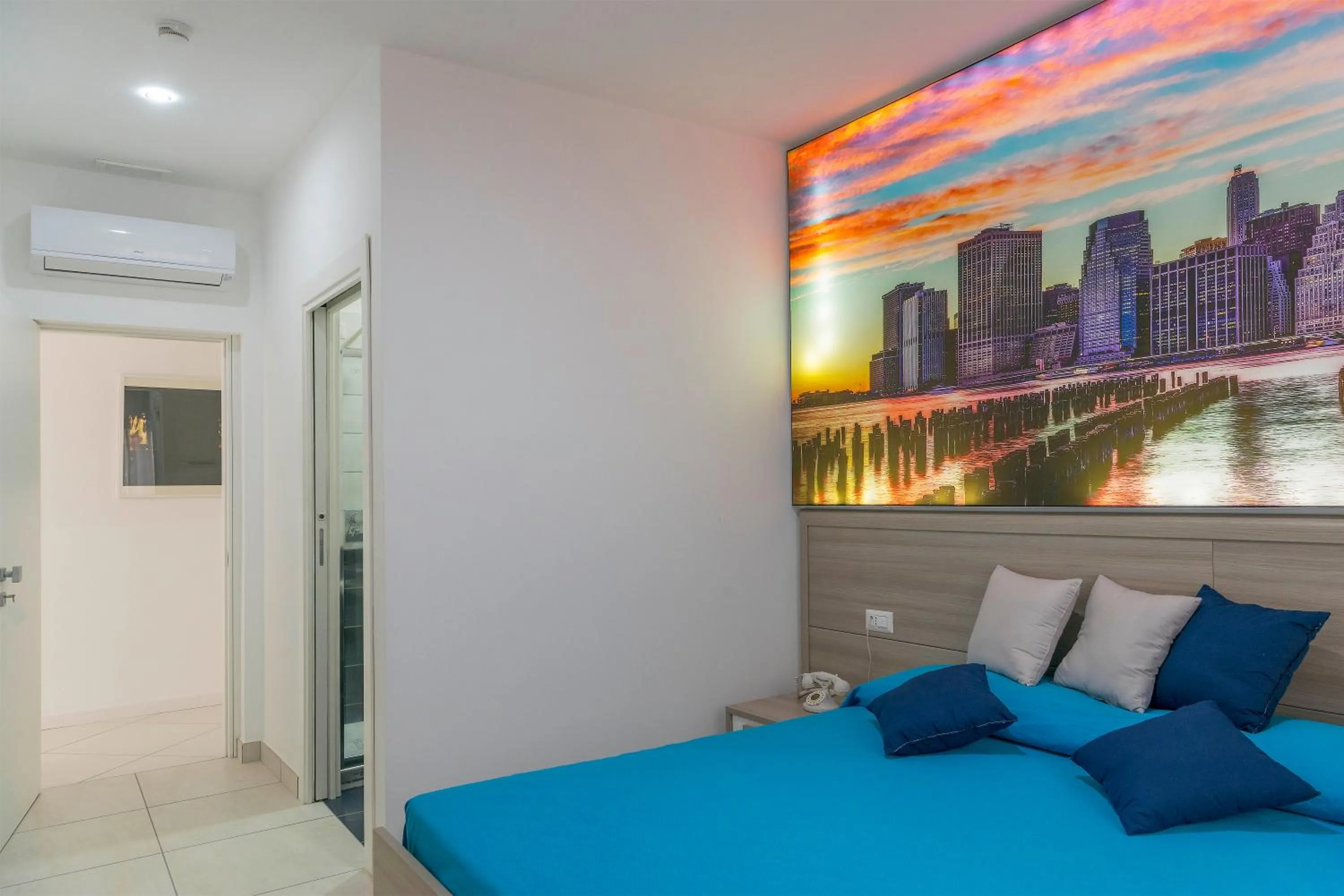 Photo of the whole room, Bed in Hotel America