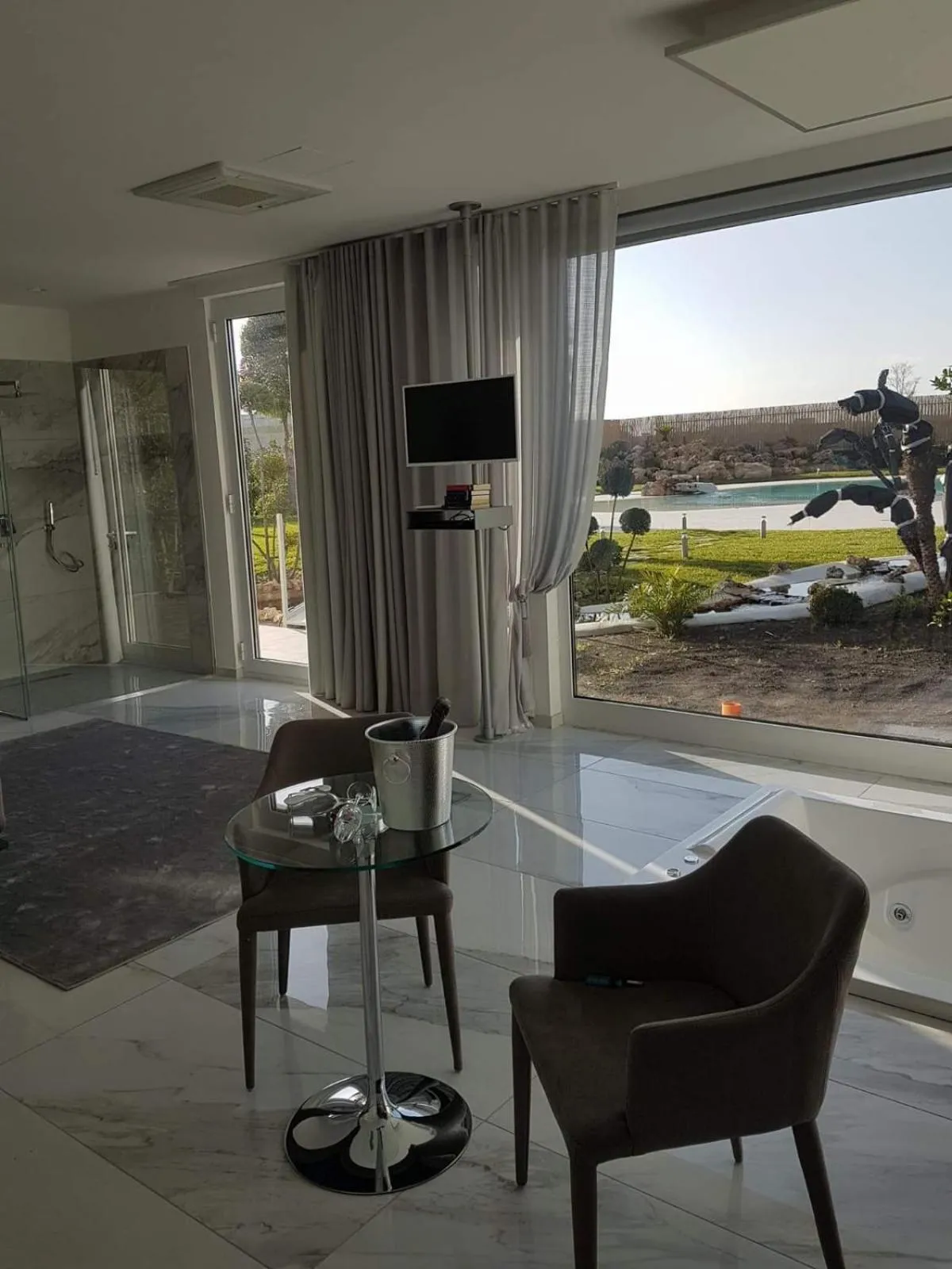 Shower in Hotel America