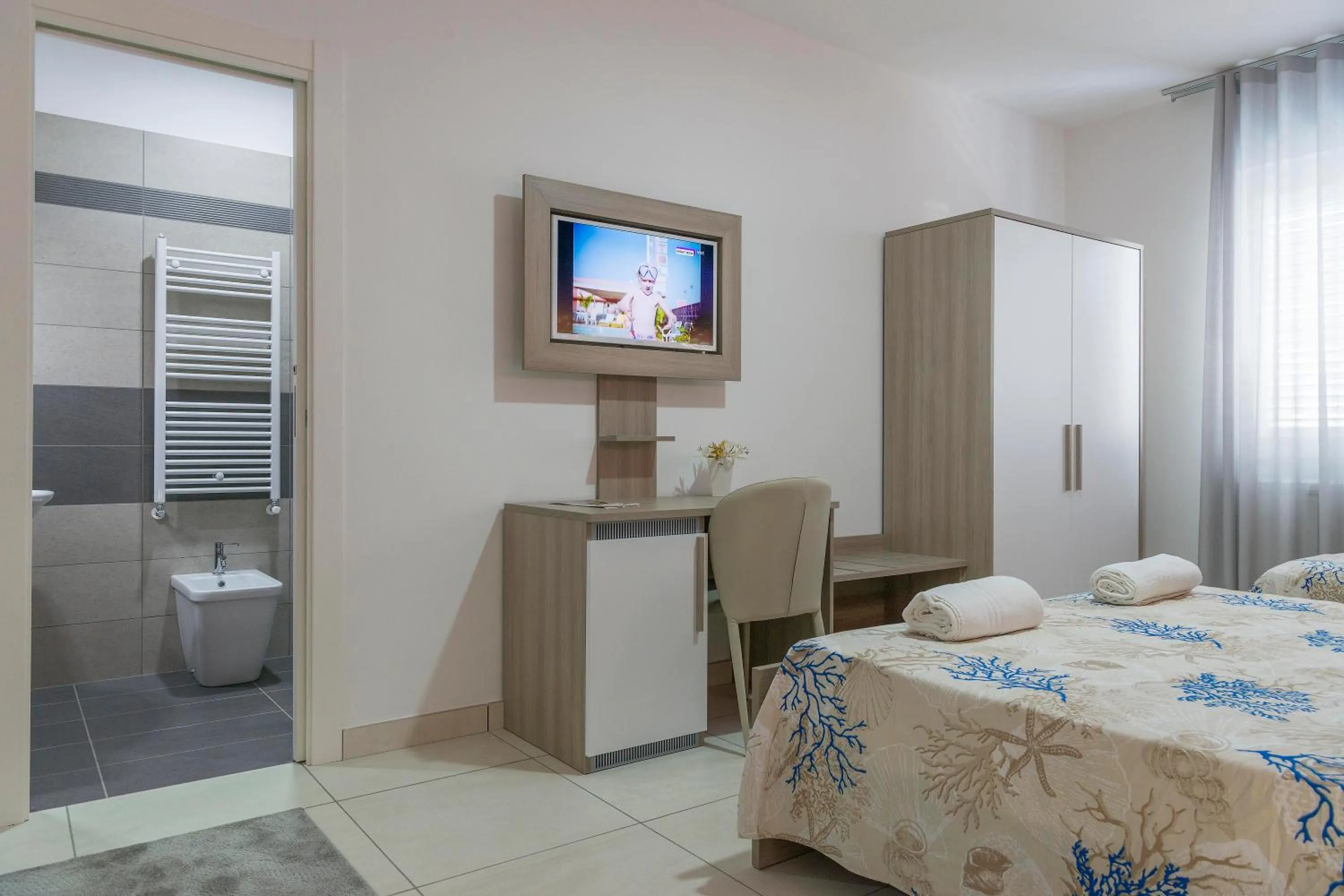 Photo of the whole room, Bed in Hotel America