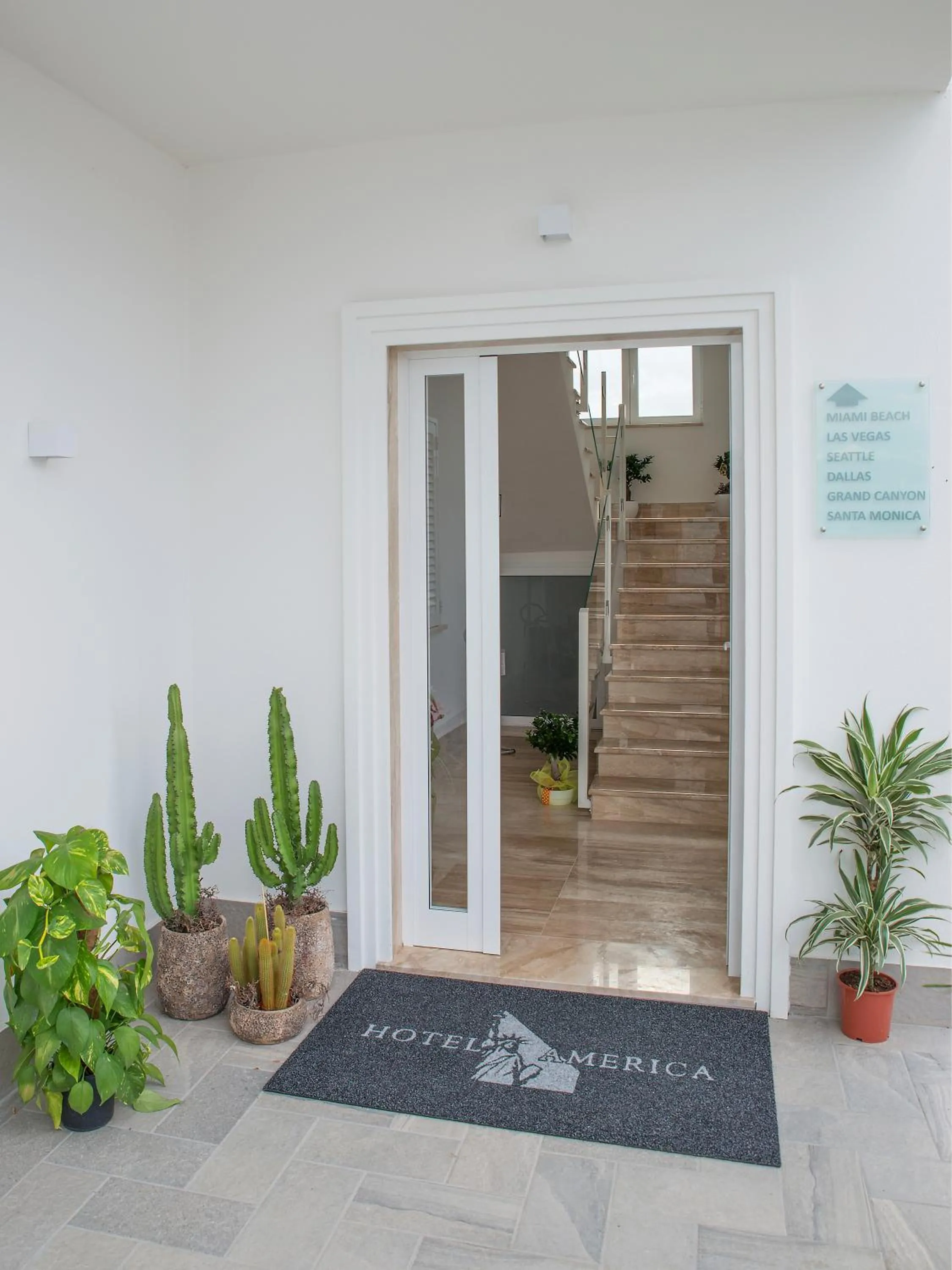 Facade/entrance in Hotel America