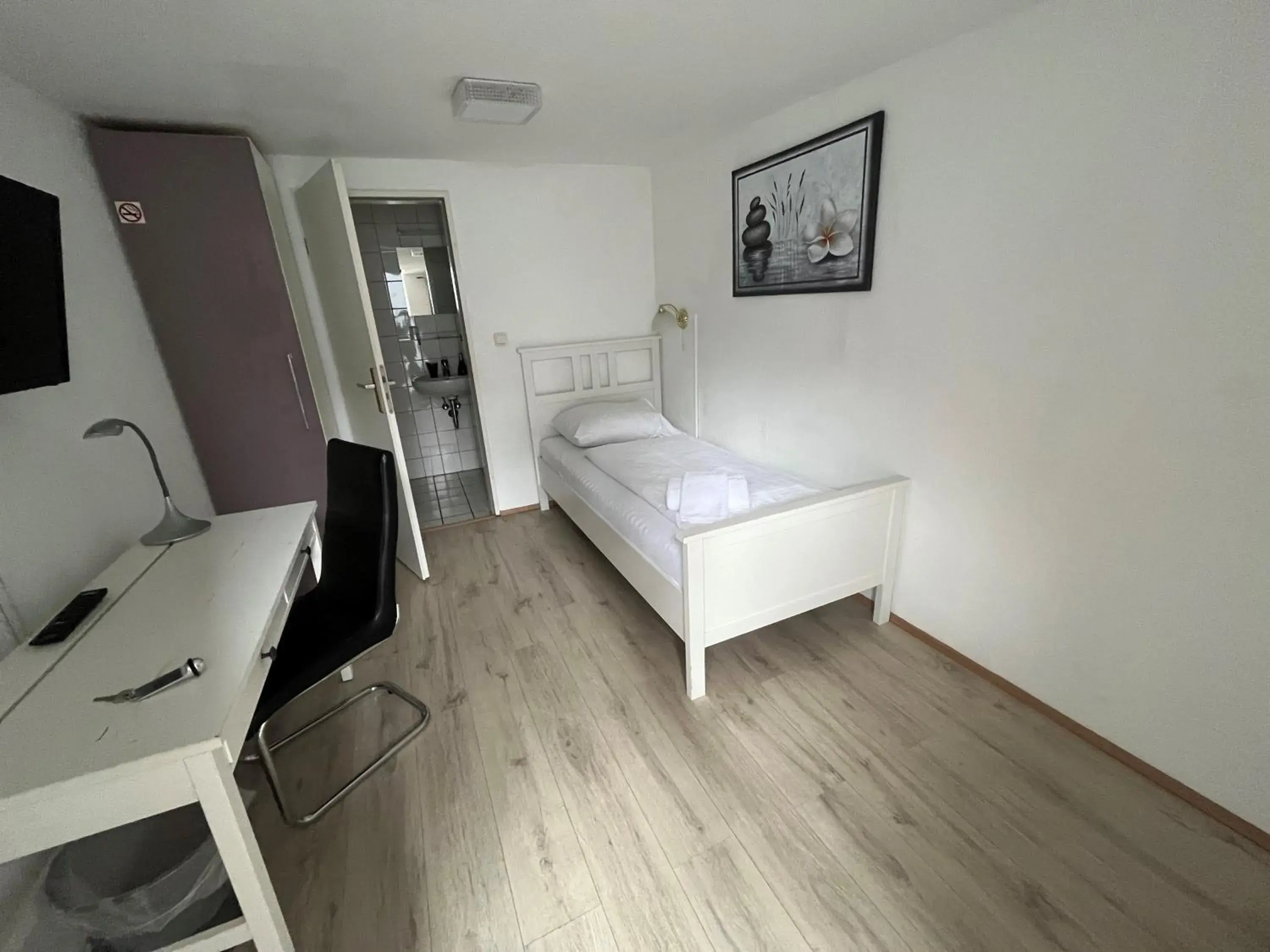 Budget Single Room in Pension Donau Budget Single Room in Pension Donau