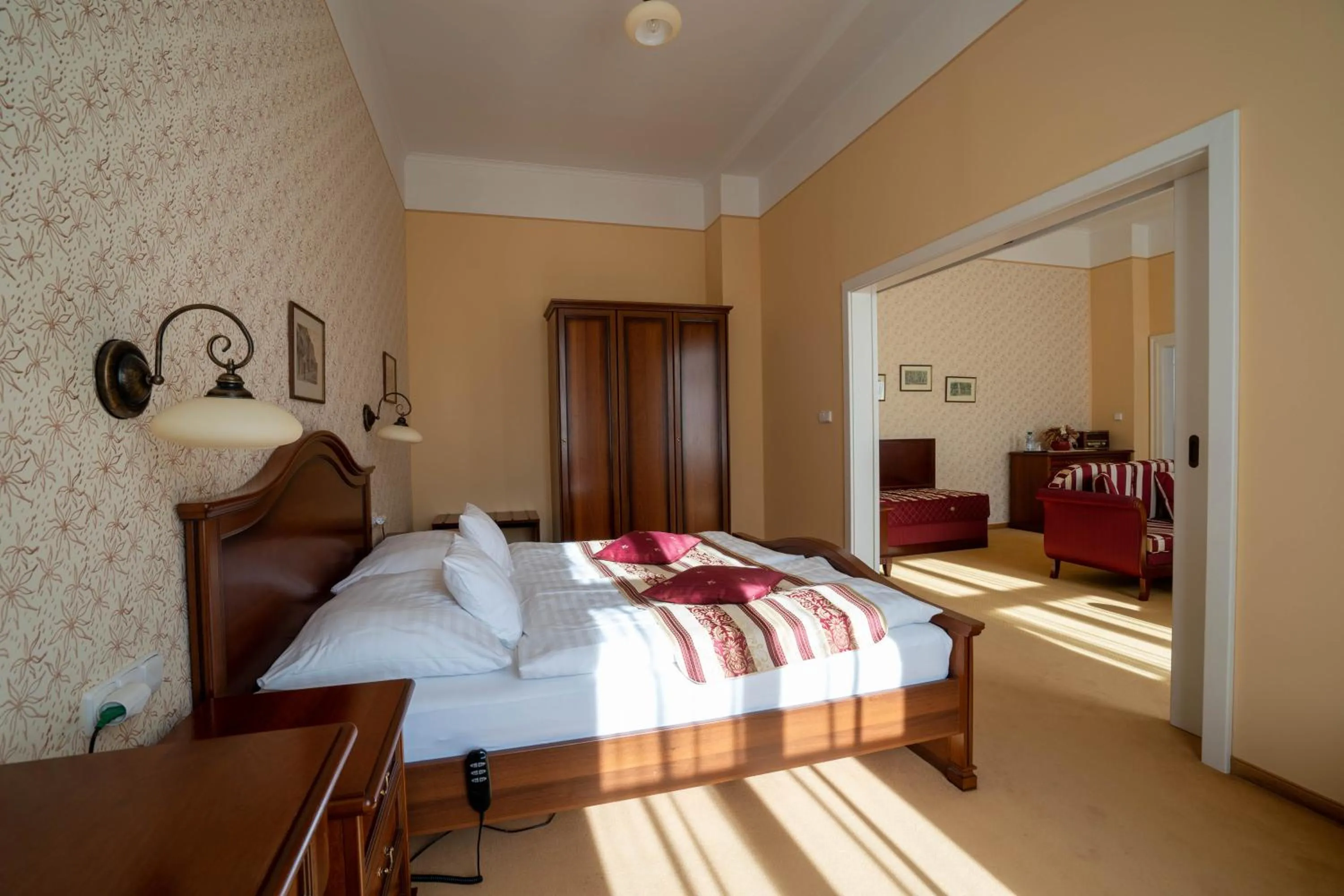 Living room, Bed in LD PALACE Spa & Kur