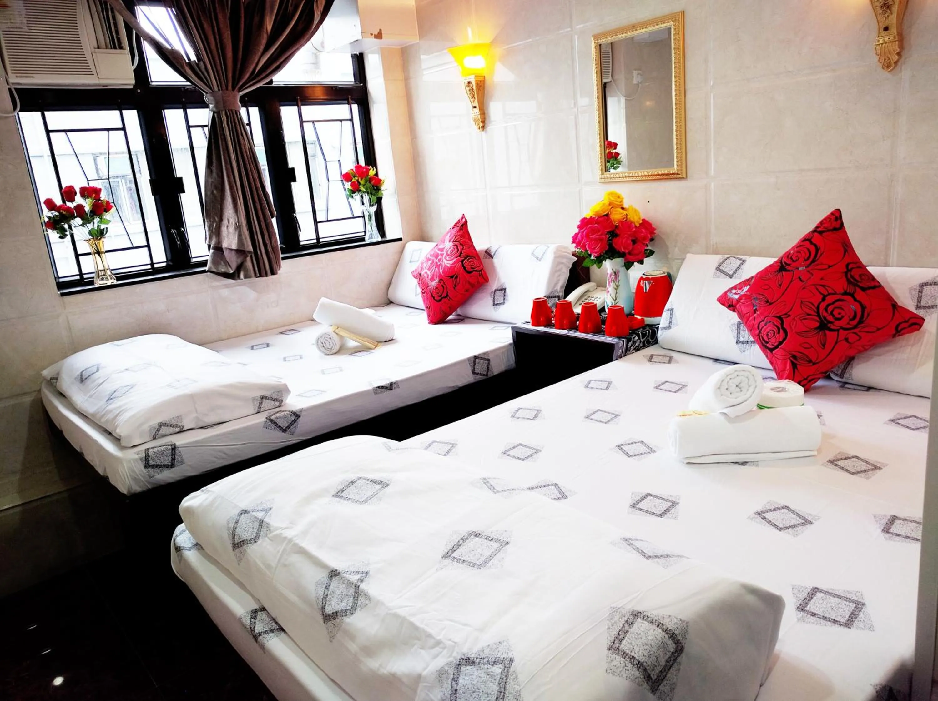 Bed in Paris Guest House, 10F FLAT D8 BLOCK D E RECEPTION 24 HOUR TSIM SHA TSUI KOWLOON
