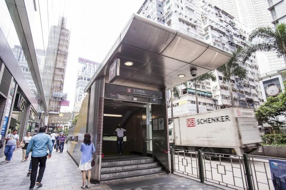 Location in Paris Guest House, 10F FLAT D8 BLOCK D E RECEPTION 24 HOUR TSIM SHA TSUI KOWLOON