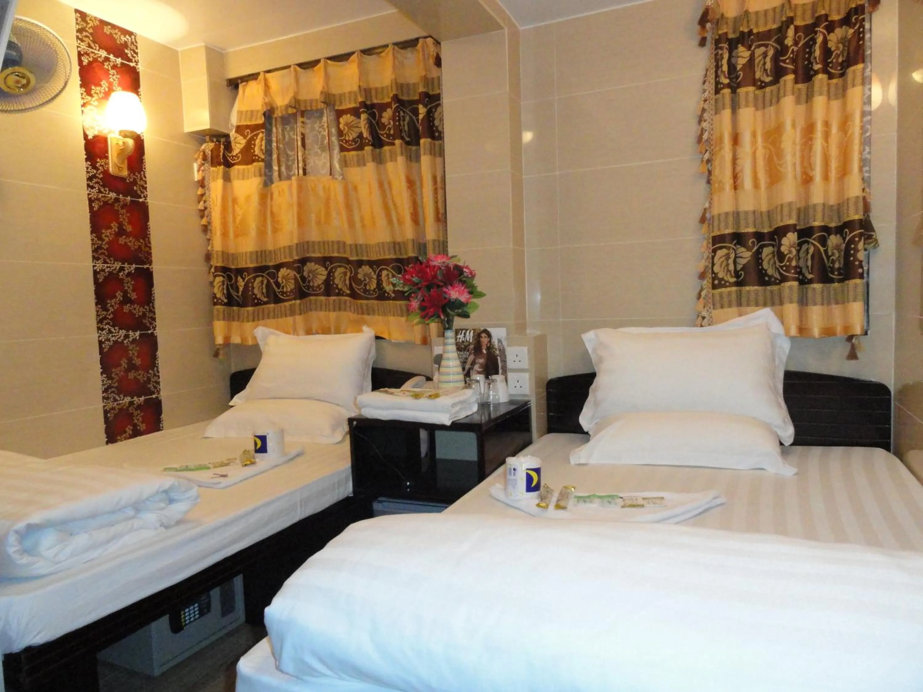 Bed in Paris Guest House, 10F FLAT D8 BLOCK D E RECEPTION 24 HOUR TSIM SHA TSUI KOWLOON