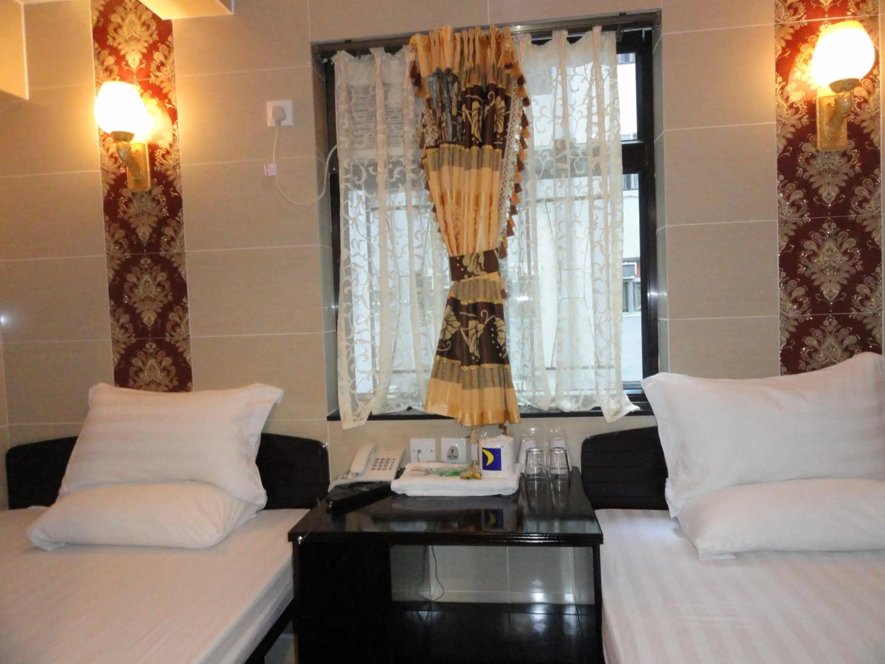 Bed in Paris Guest House, 10F FLAT D8 BLOCK D E RECEPTION 24 HOUR TSIM SHA TSUI KOWLOON