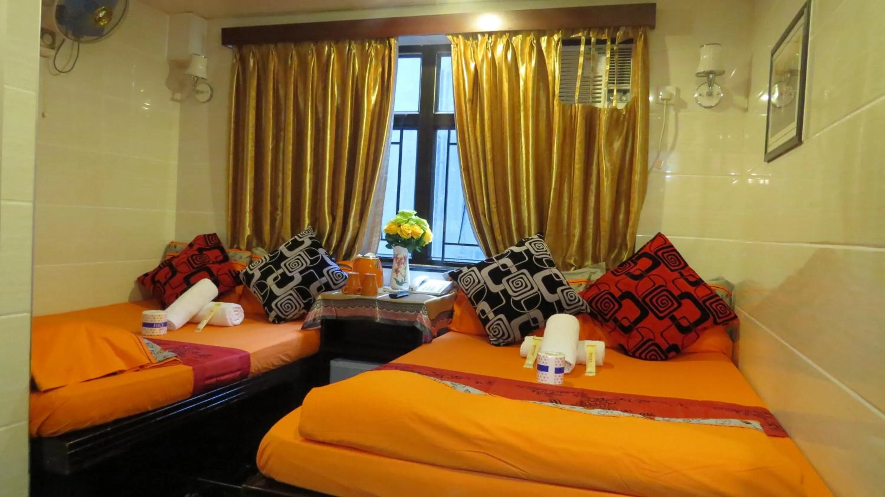Bed in Paris Guest House, 10F FLAT D8 BLOCK D E RECEPTION 24 HOUR TSIM SHA TSUI KOWLOON